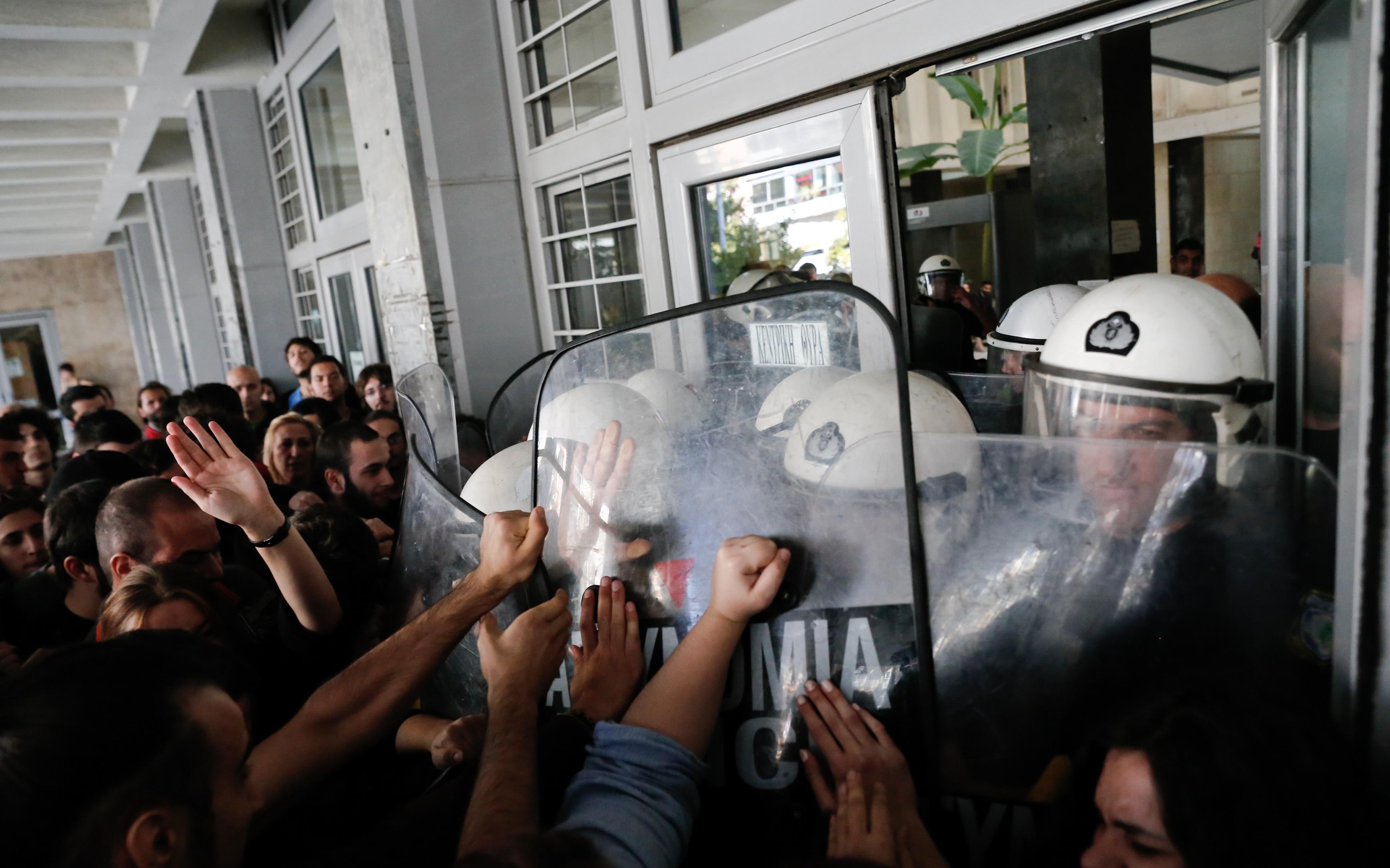 Θεσσαλονίκη: Ένταση στα δικαστήρια για τους πλειστηριασμούς ακινήτων