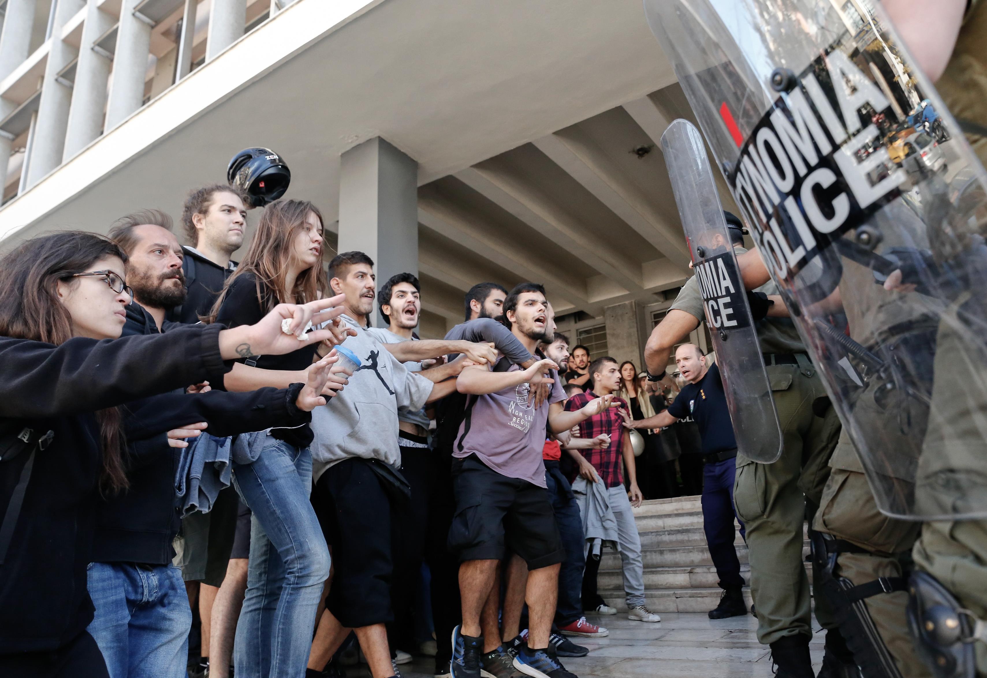 Nομοθετικά μέτρα για τους πλειστηριασμούς ζητούν οι συμβολαιογράφοι