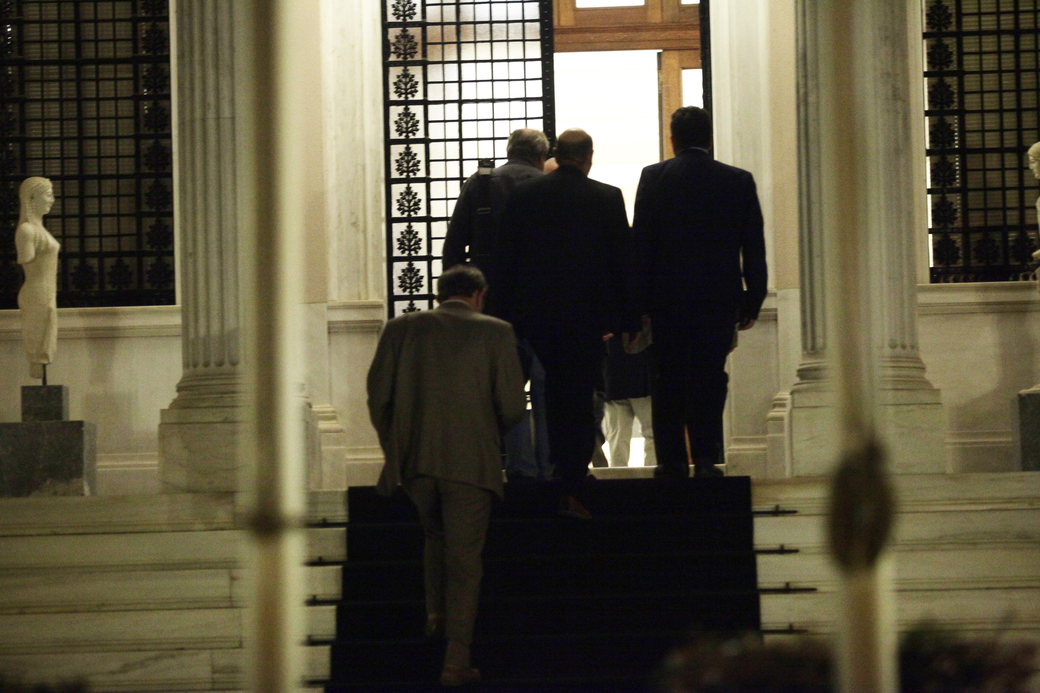 Το Μαξίμου άνοιξε τις πόρτες στους βουλευτές του ΣΥΡΙΖΑ