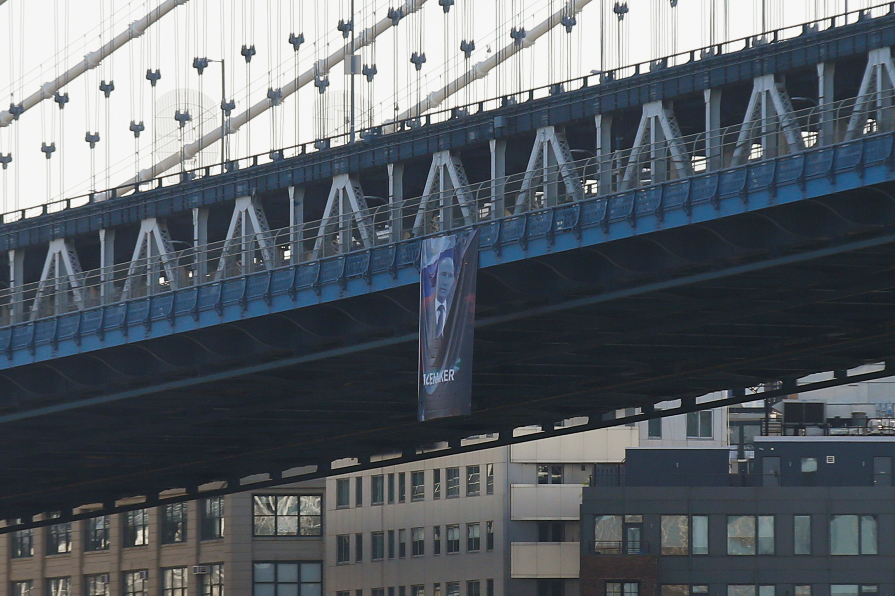 First we take Manhattan: Πανό του Πούτιν ανέμιζε σε γέφυρα της Νέας Υόρκης