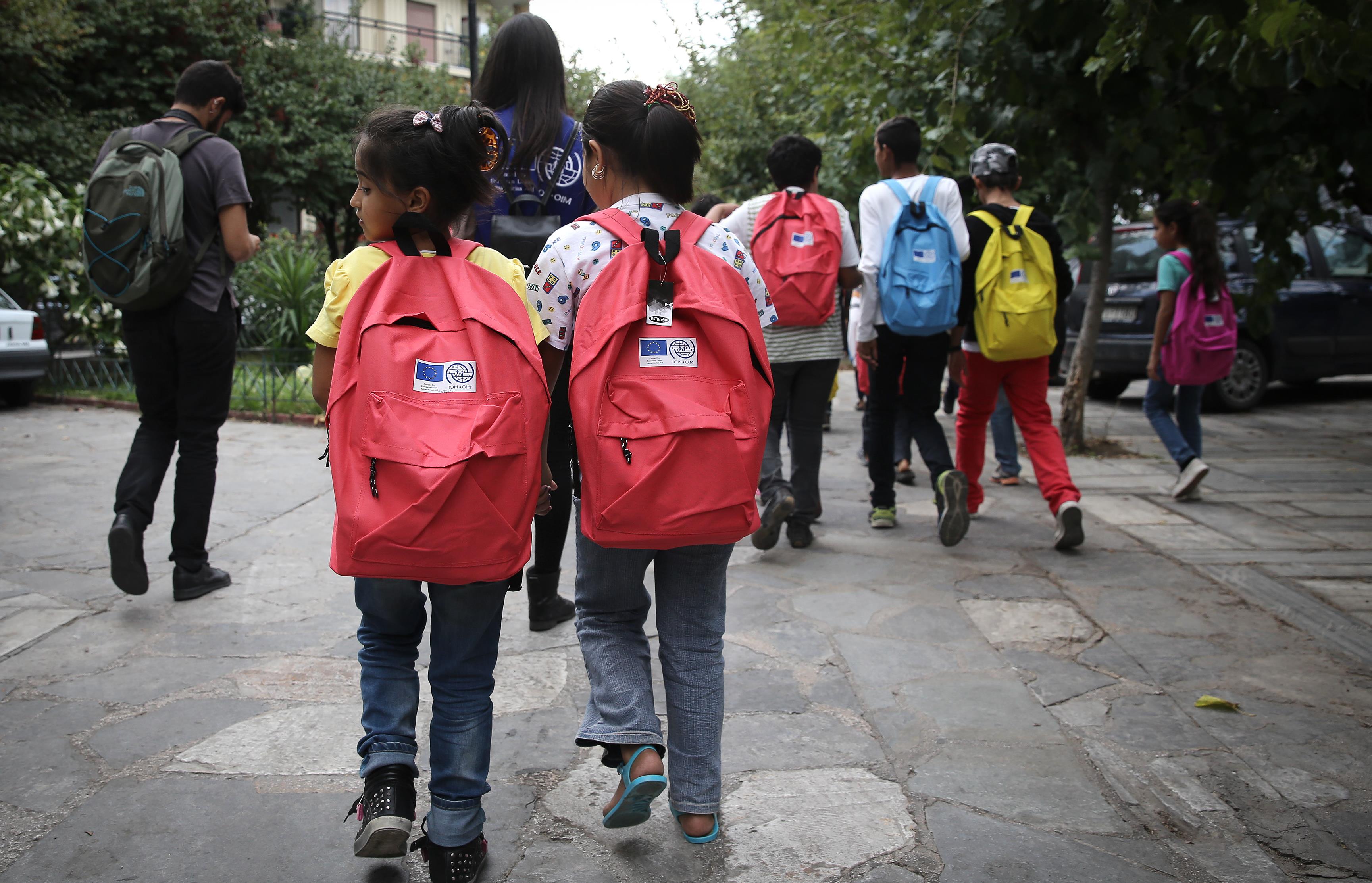 Θερμή υποδοχή προσφυγόπουλων από μαθητές σε Αθήνα και Θεσσαλονίκη