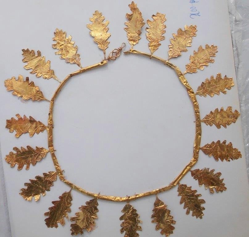 Επιχείρησαν να πουλήσουν σε αστυνομικούς αρχαίο χρυσό στεφάνι