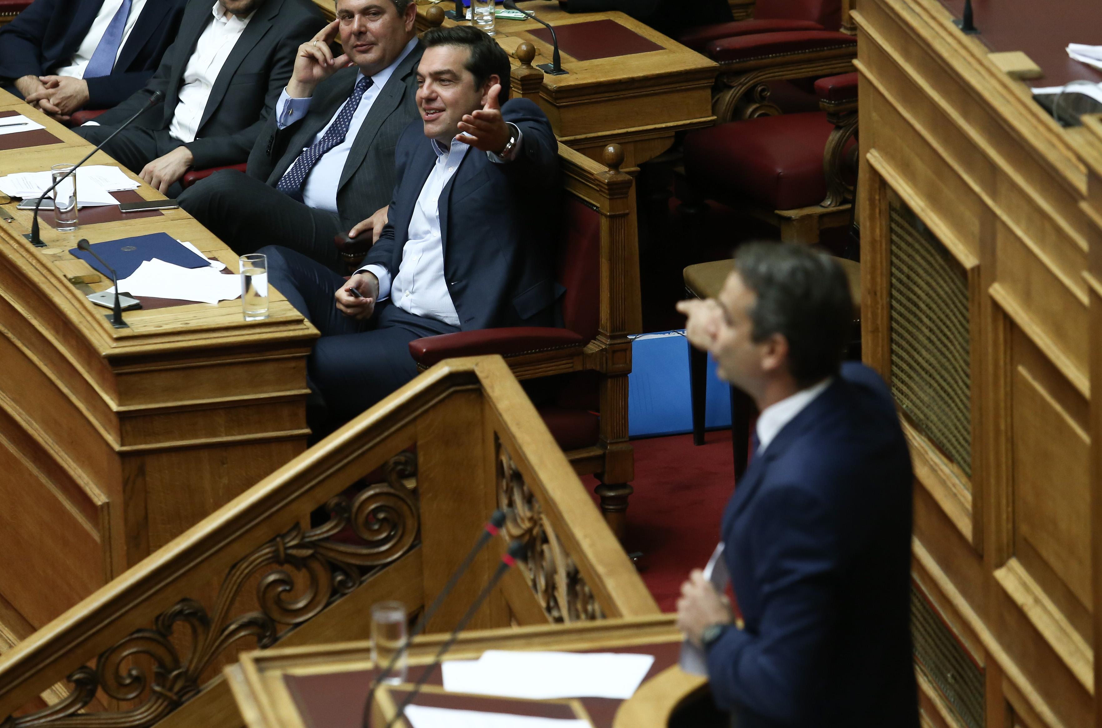 Βαριές κατηγορίες αντάλλαξαν στη Βουλή Τσίπρας και Μητσοτάκης