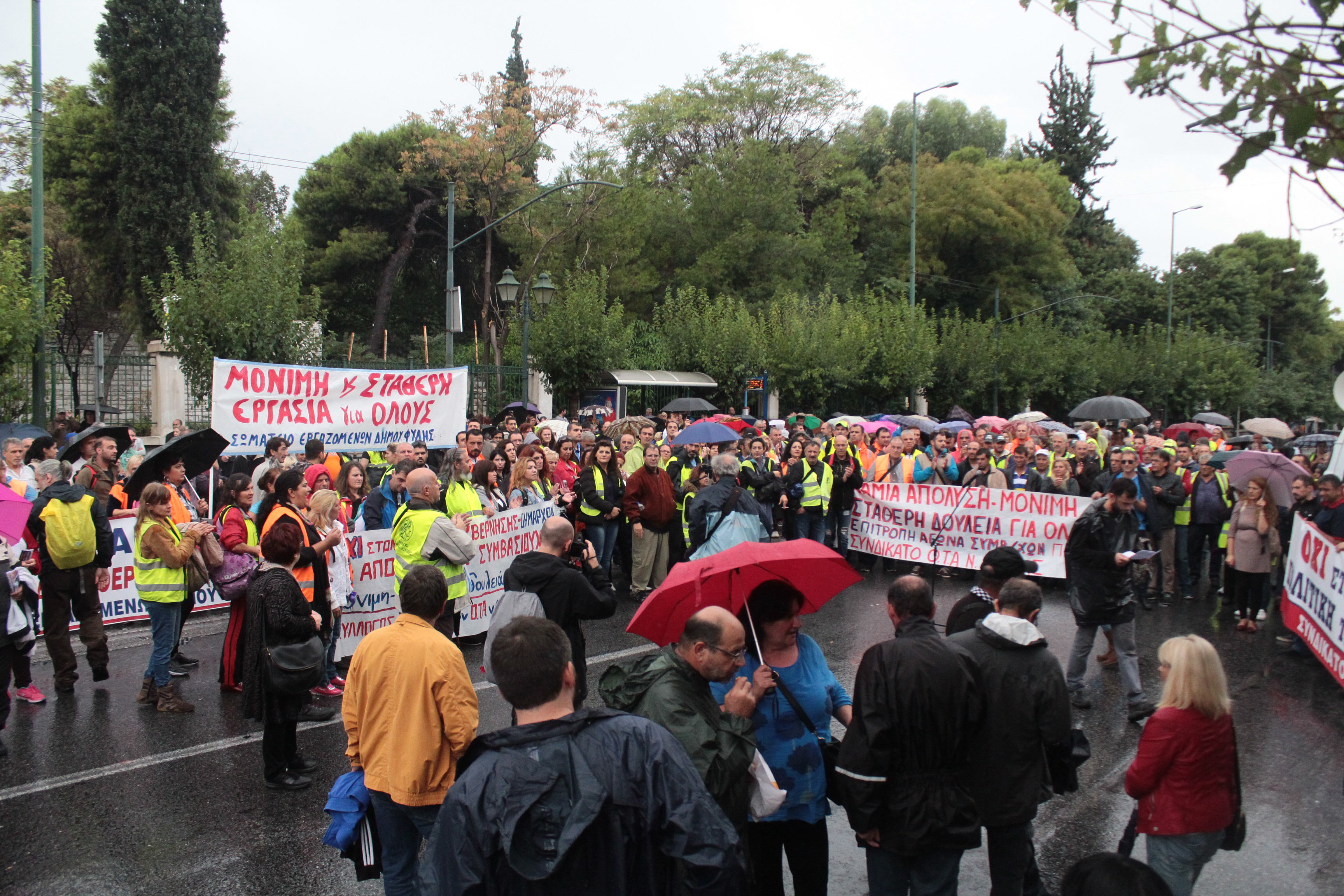 Συγκέντρωση συμβασιούχων και συνδικάτου ΟΤΑ στο υπ. Διοικητικής Μεταρρύθμισης