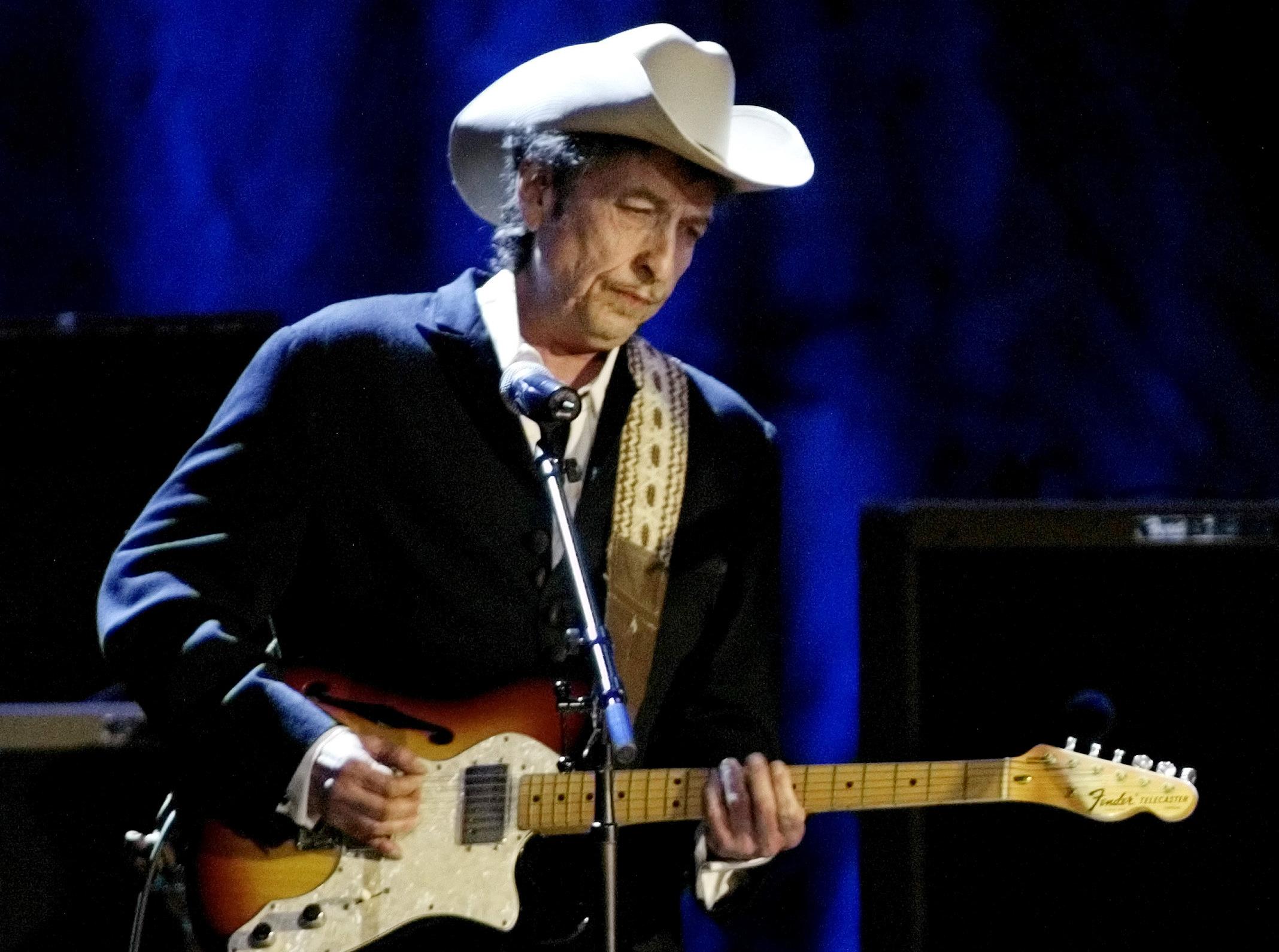 Η Σουηδική Ακαδημία δεν έχει βρει ακόμη στο τηλέφωνο τον Μπομπ Ντίλαν