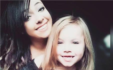 Βίντεο: Απίθανη πιτσιρίκα χορεύει με την έγκυο μαμά της