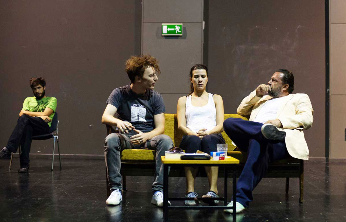 Ο Γιάννης Οικονομίδης και οι συντελεστές του «Στέλλα κοιμήσου» στο in.gr