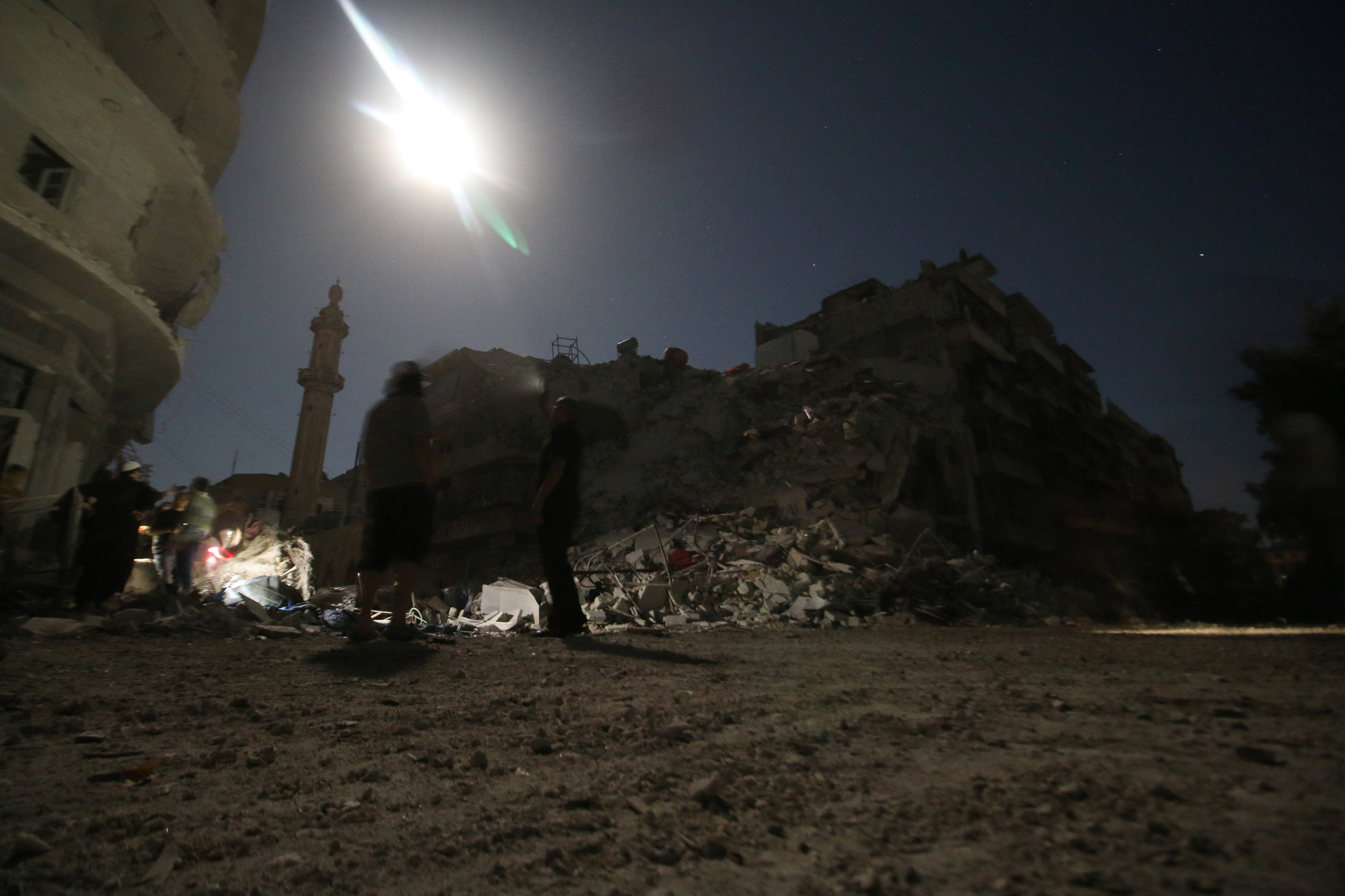 Ολόκληρες οικογένειες ξεκληρίζονται στο Χαλέπι από συριακές και ρωσικές βόμβες