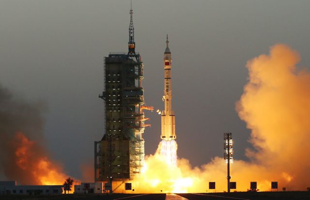 Κινέζοι αστροναύτες σε πρόβα για τη συναρμολόγηση διαστημικού σταθμού