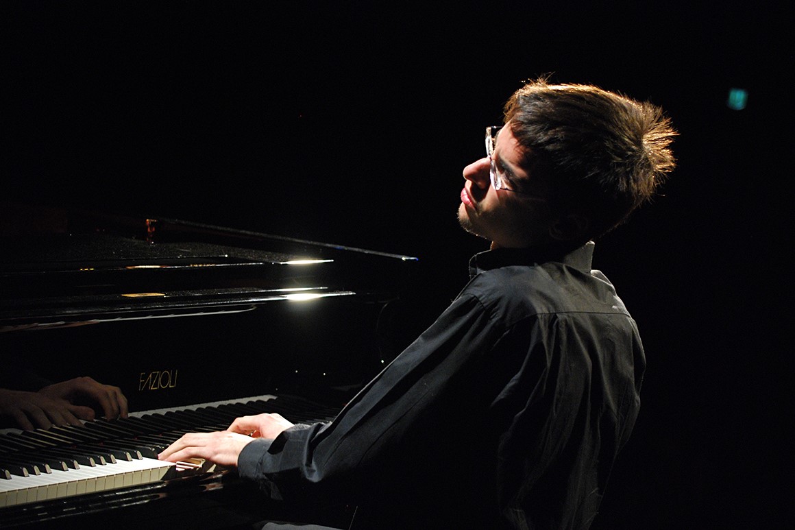 Ο τζαζ πιανίστας Νικόλας Αναδολής στο Half Note – Προσκλήσεις