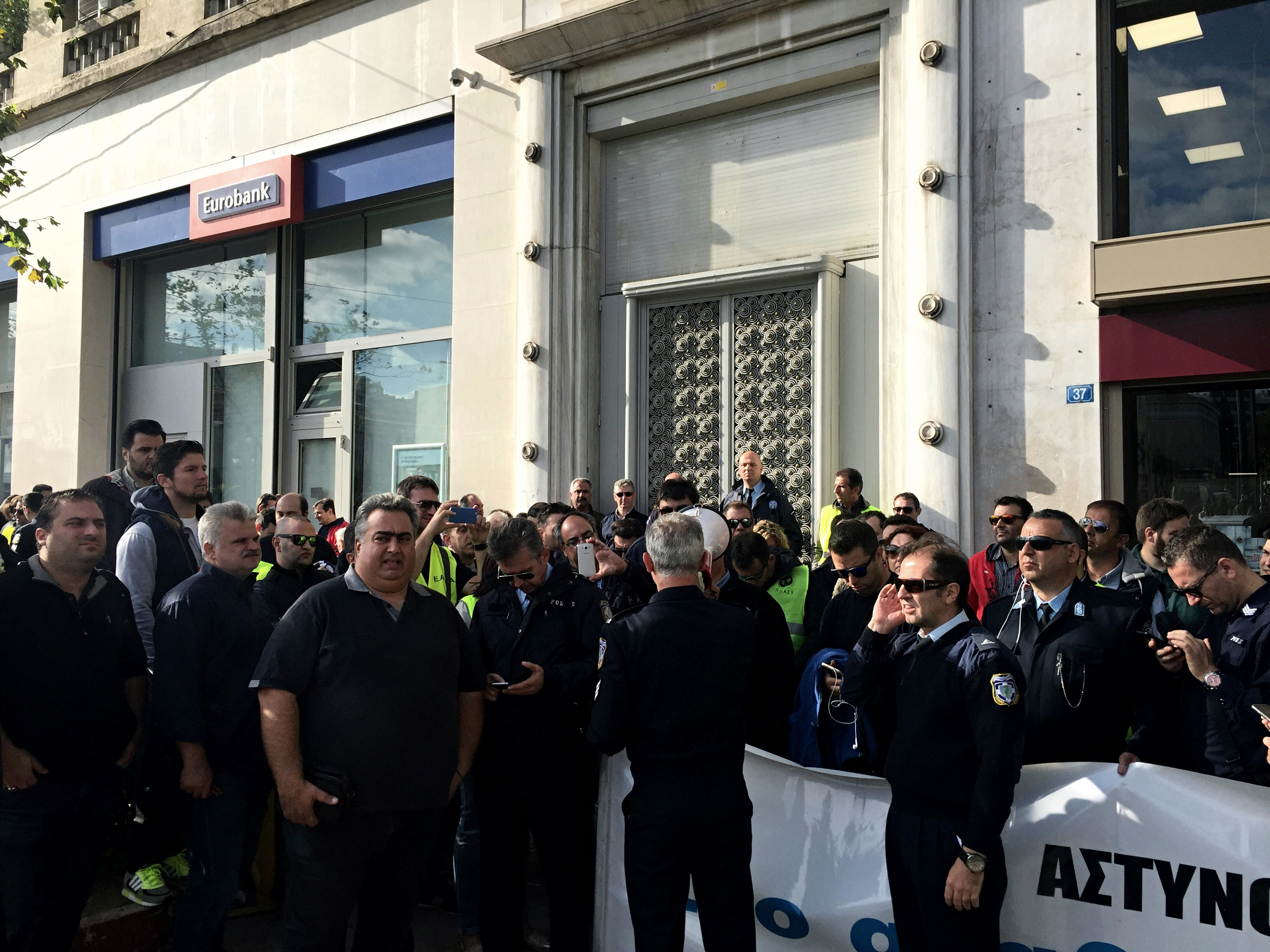 Την είσοδο του ΓΛΚ απέκλεισαν ένστολοι