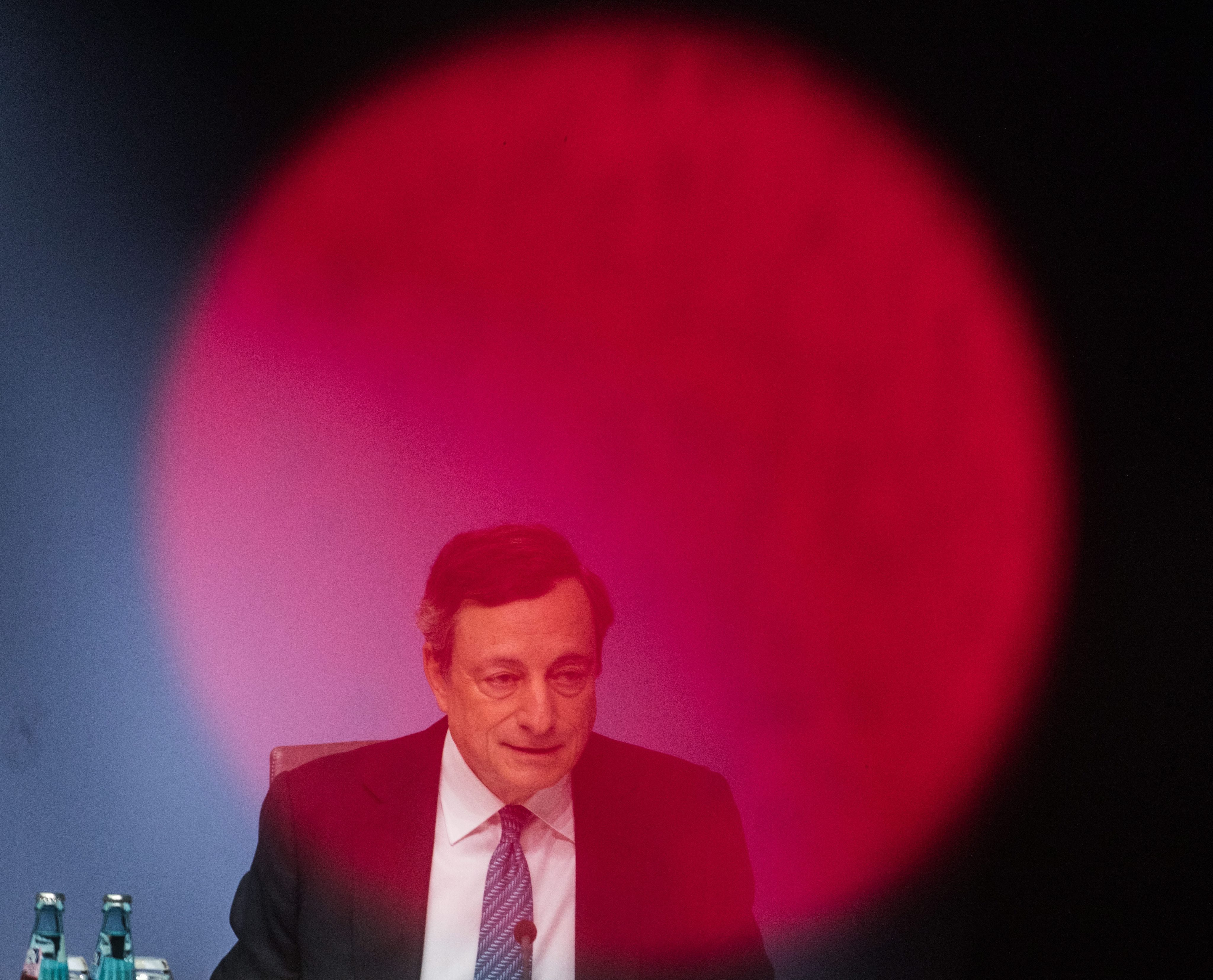 Ντράγκι: Πρώτα ανάλυση της βιωσιμότητας του χρέους και μετά QE