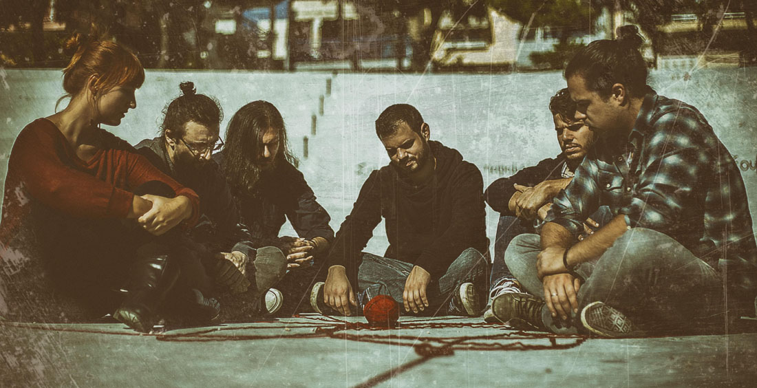 Προσκλήσεις για τη μουσικοθεατρική παράσταση «Ως την άκρη της κλωστής»