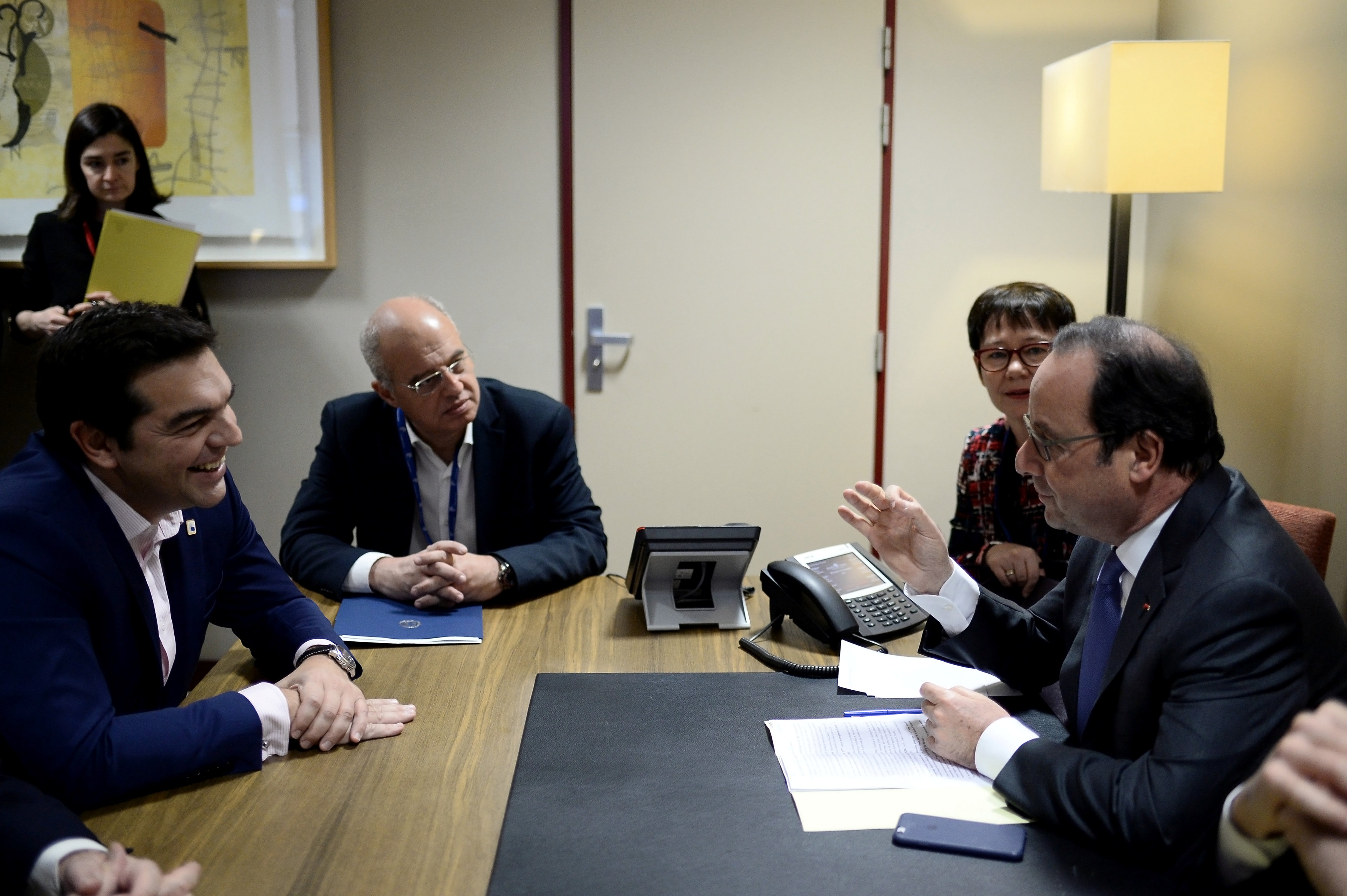 Επαφές Τσίπρα: Ευήκοα ώτα σε Ολάντ, σκληρή η Μέρκελ για το χρέος