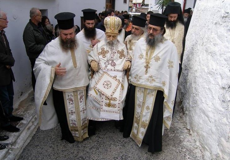 Καθιστός στο θρόνο του κηδεύτηκε ο επίσκοπος Φθιώτιδος Καλλίνικος