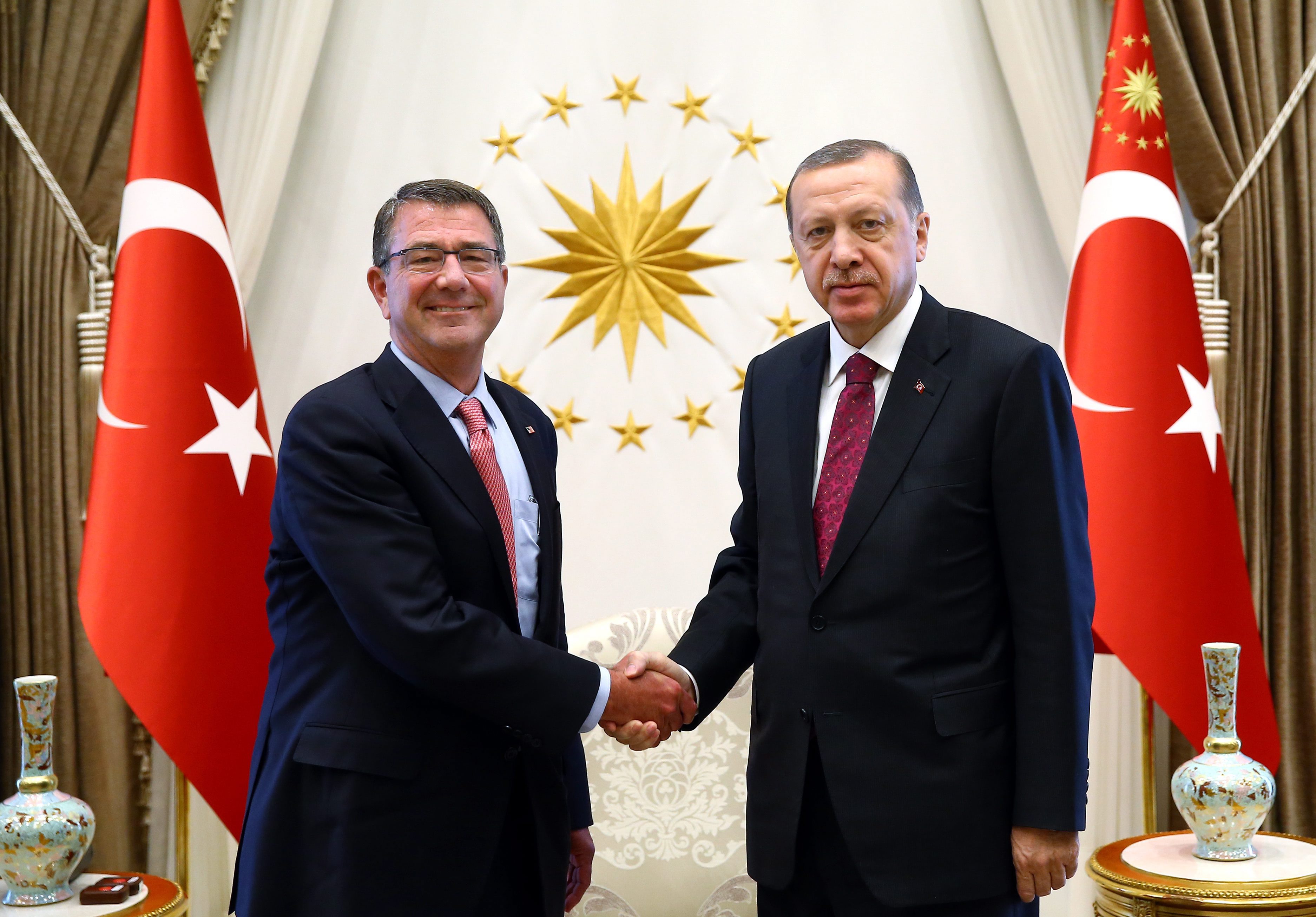 Στην Τουρκία ο Αμερικανός υπουργός Άμυνας σε ρόλο «πυροσβέστη» με το Ιράκ