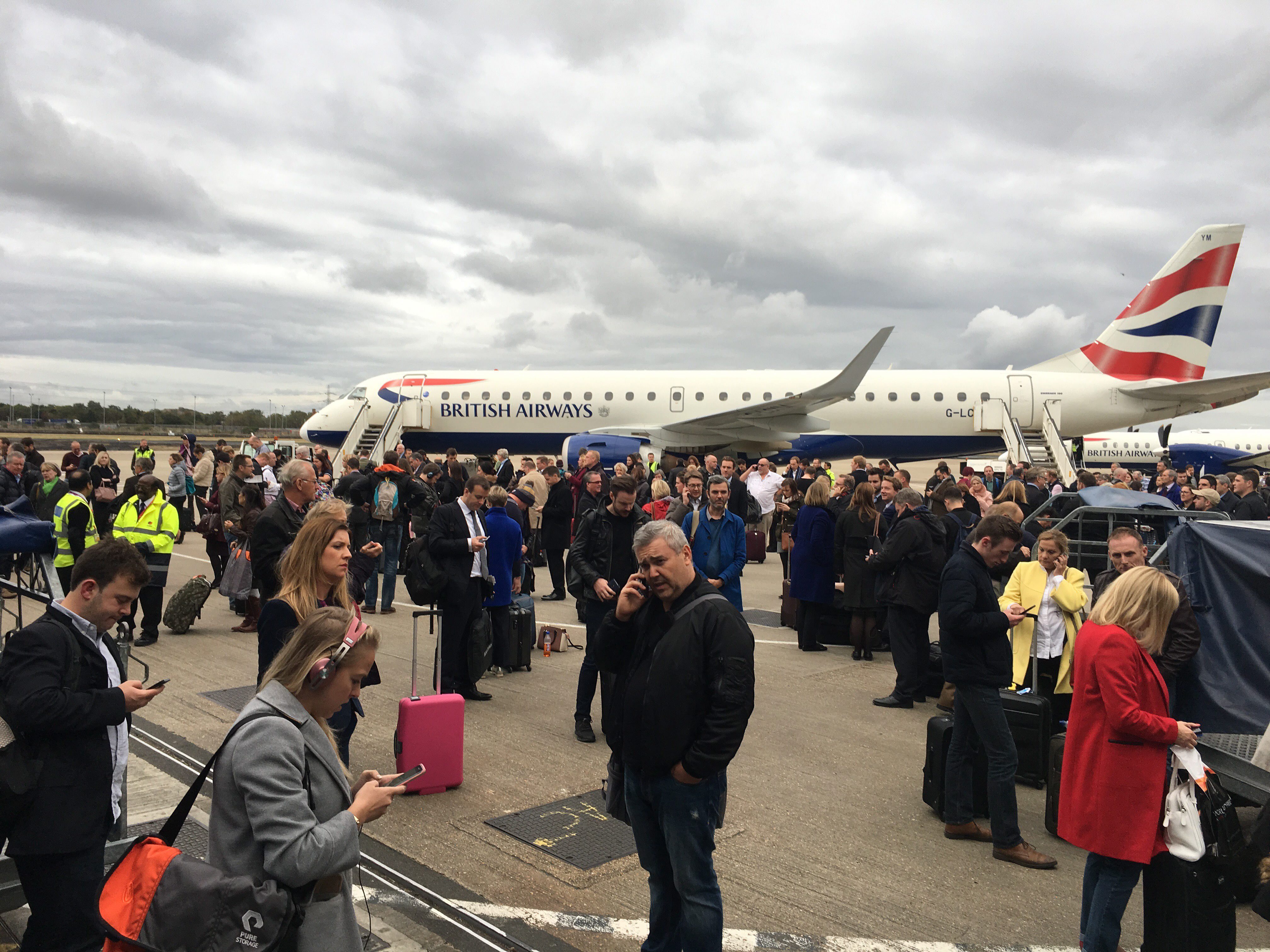 аэропорт волгоград. лос анджелес столкнулись самолеты. Ssj 100 шереметьево взлёт. катастрофа в шереметьево 2019. аэропорт инцидент.