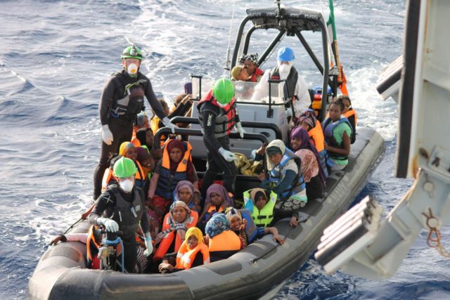 Είκοσι επιχειρήσεις διάσωσης 2.400 μεταναστών μόνο σε μία ημέρα