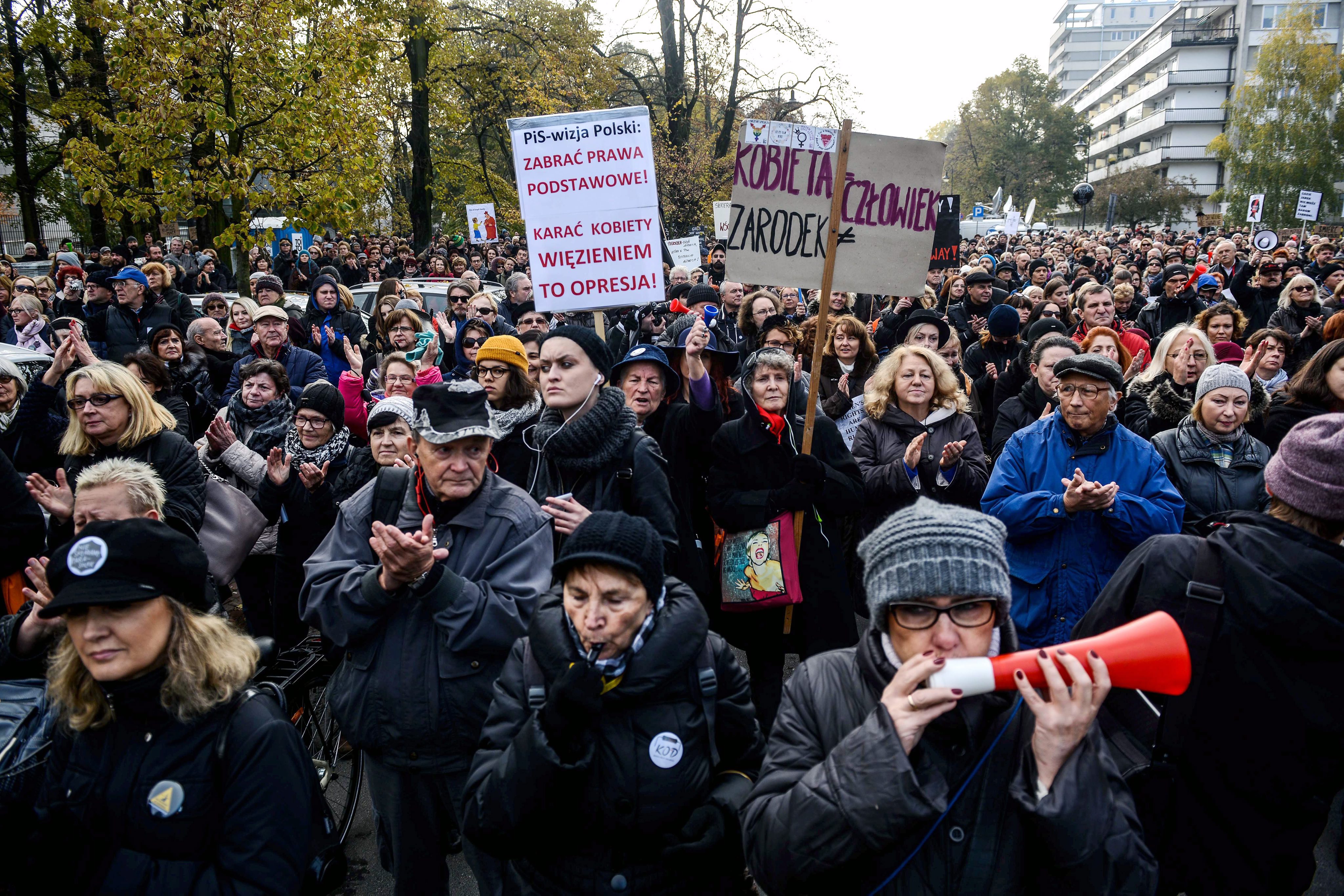 Ξανά στους δρόμους η Πολωνία απέναντι σε νόμο για περιορισμό των εκτρώσεων