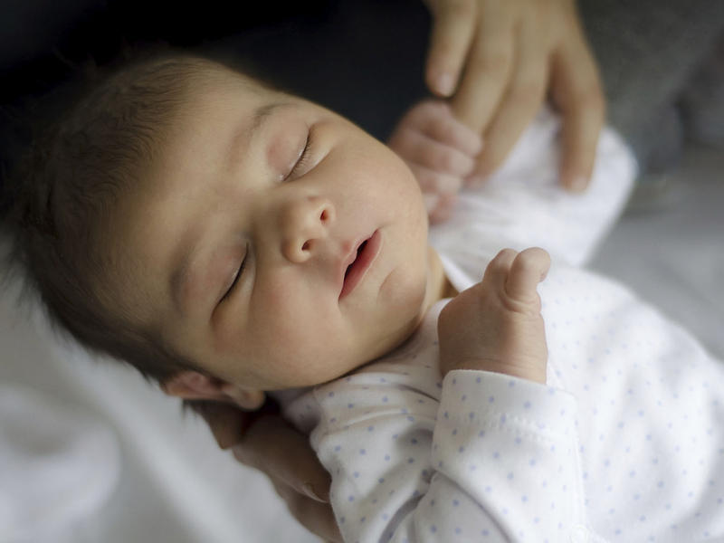 Ύπνο στο δωμάτιο των γονιών για τα νεογνά προς αποφυγή αιφνιδίου θανάτου