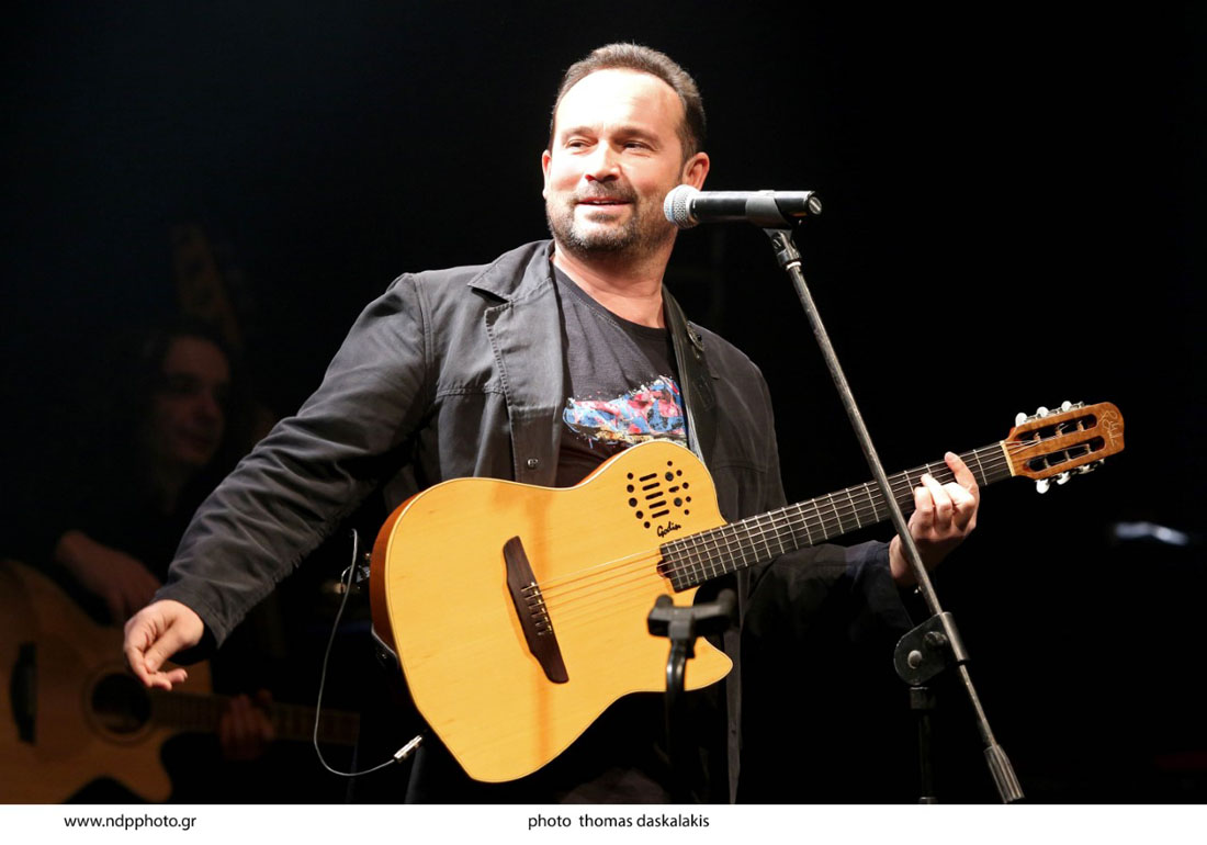 Κώστας Μακεδόνας: Το λαϊκό τραγούδι προσφέρει ανακούφιση στο δύσκολα