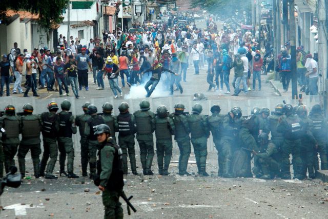 Βενεζουέλα: Νεκρός αστυνομικός στις διαδηλώσεις κατά Μαδούρο