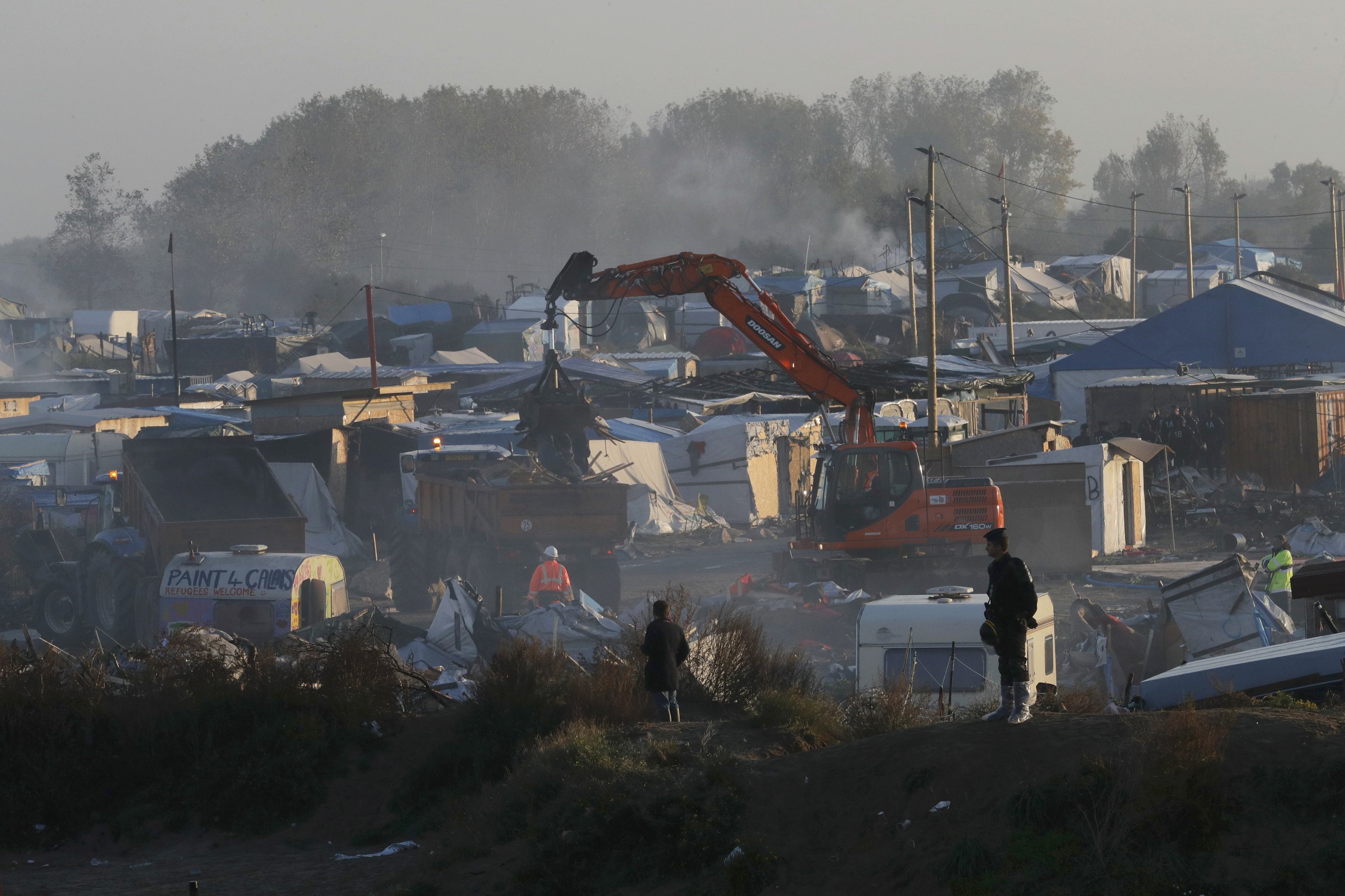 Ξεκινούν οι κατεδαφίσεις στο Καλαί, με ανήλικους της «ζούγκλας» μετέωρους