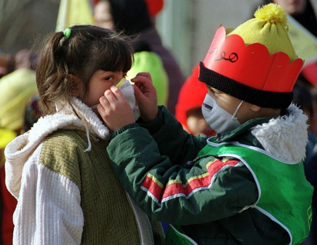 Unicef: Τριακόσια εκατομμύρια παιδιά αναπνέουν τοξικό αέρα