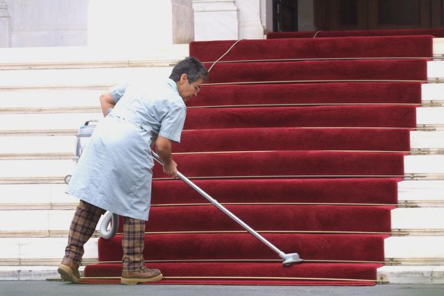 Παράταση ατομικών συμβάσεων για την καθαριότητα δημοσίων κτιρίων