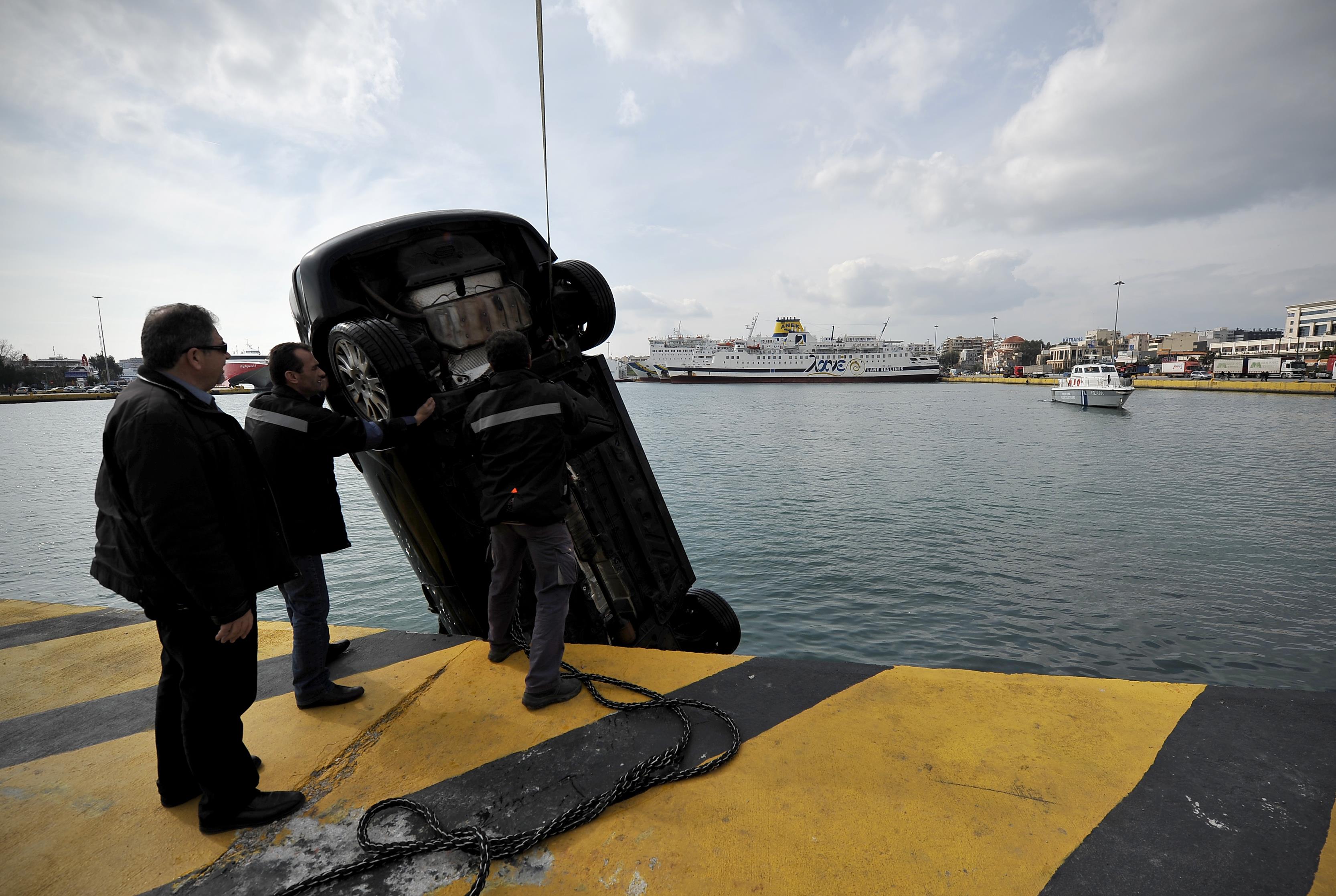 Βουτιά στη θάλασσα για 58χρονη με το αυτοκίνητό της