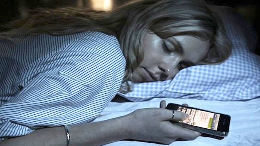 Νέα μελέτη επιβεβαιώνει ότι το κινητό τηλέφωνο κάνει κακό στον ύπνο