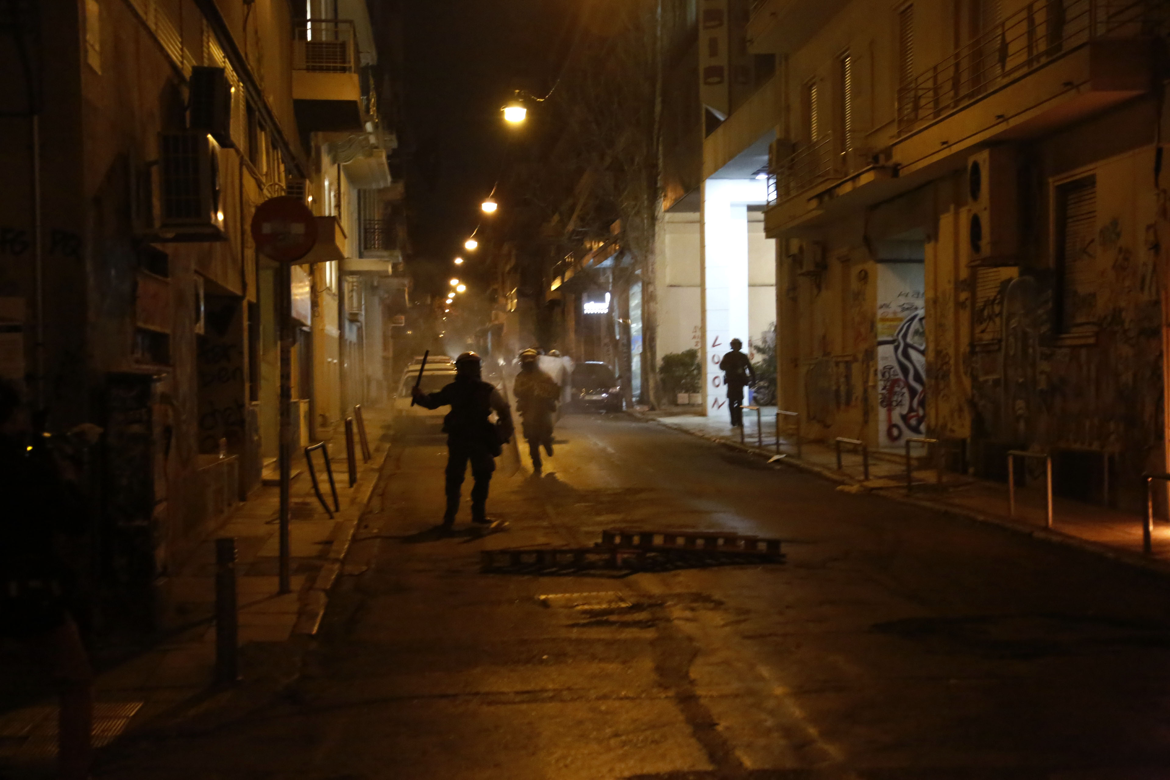 Επίθεση με βόμβες μολότοφ σε διμοιρία των ΜΑΤ