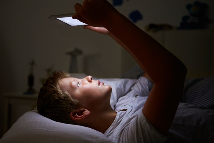 Η χρήση ηλεκτρονικών συσκευών πριν τον ύπνο προκαλεί αϋπνία στα παιδιά