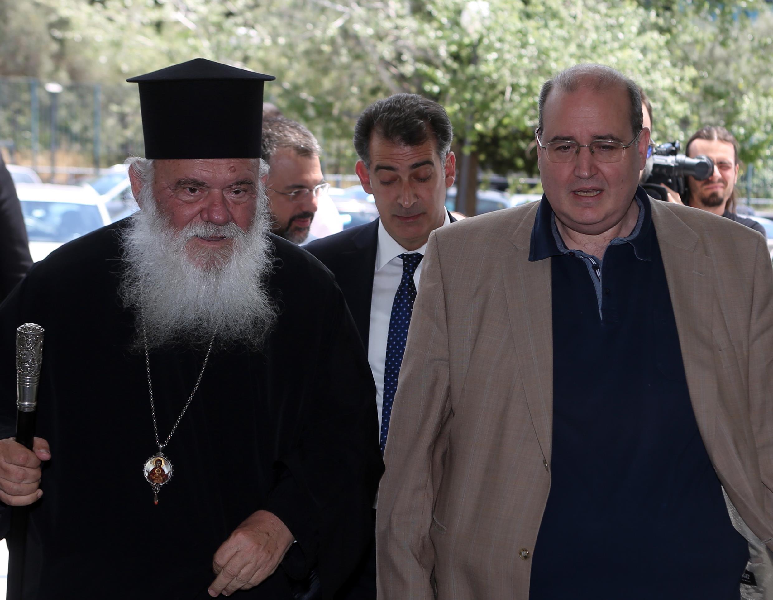 Ιερώνυμος: «Προβληματικός άνθρωπος» ο κ. Φίλης, τι απαντάει ο υπουργός