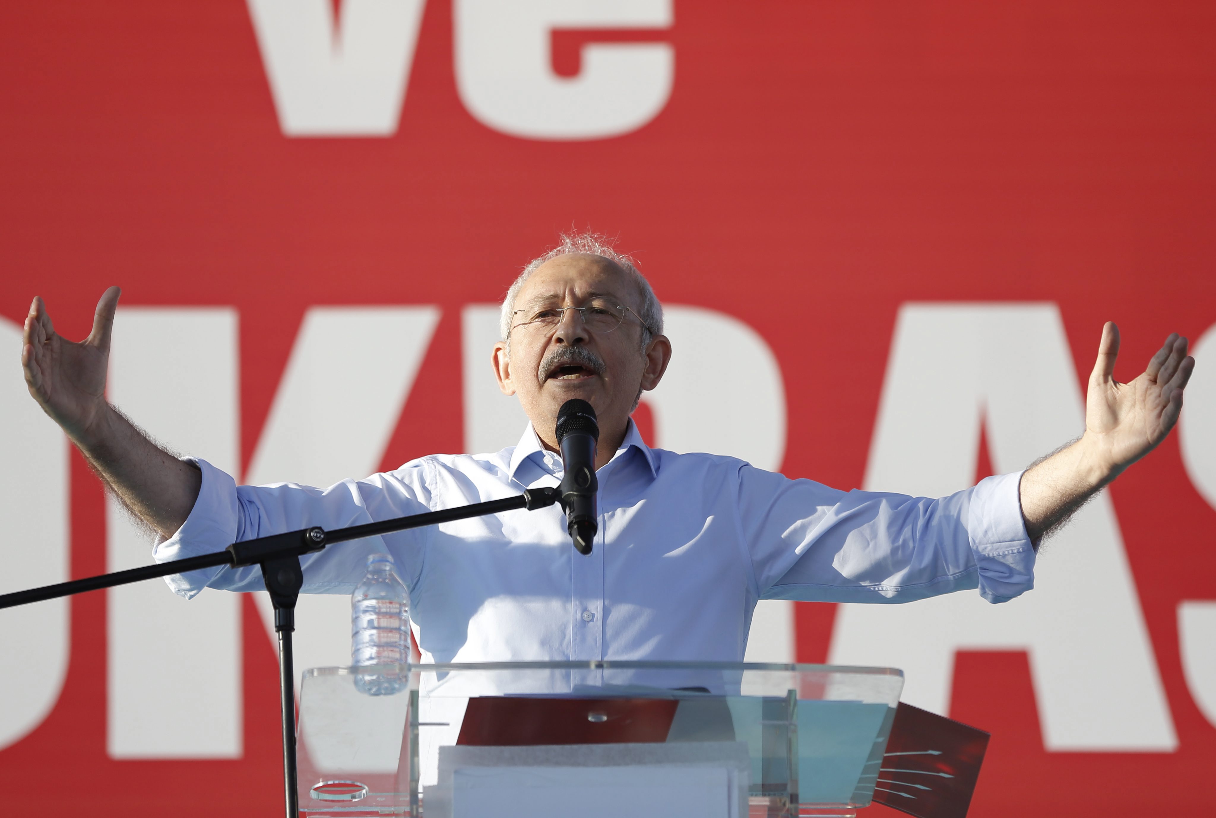 «Σε επικίνδυνη κατεύθυνση» η Τουρκία, λέει ο ηγέτης του κεμαλικού CHP