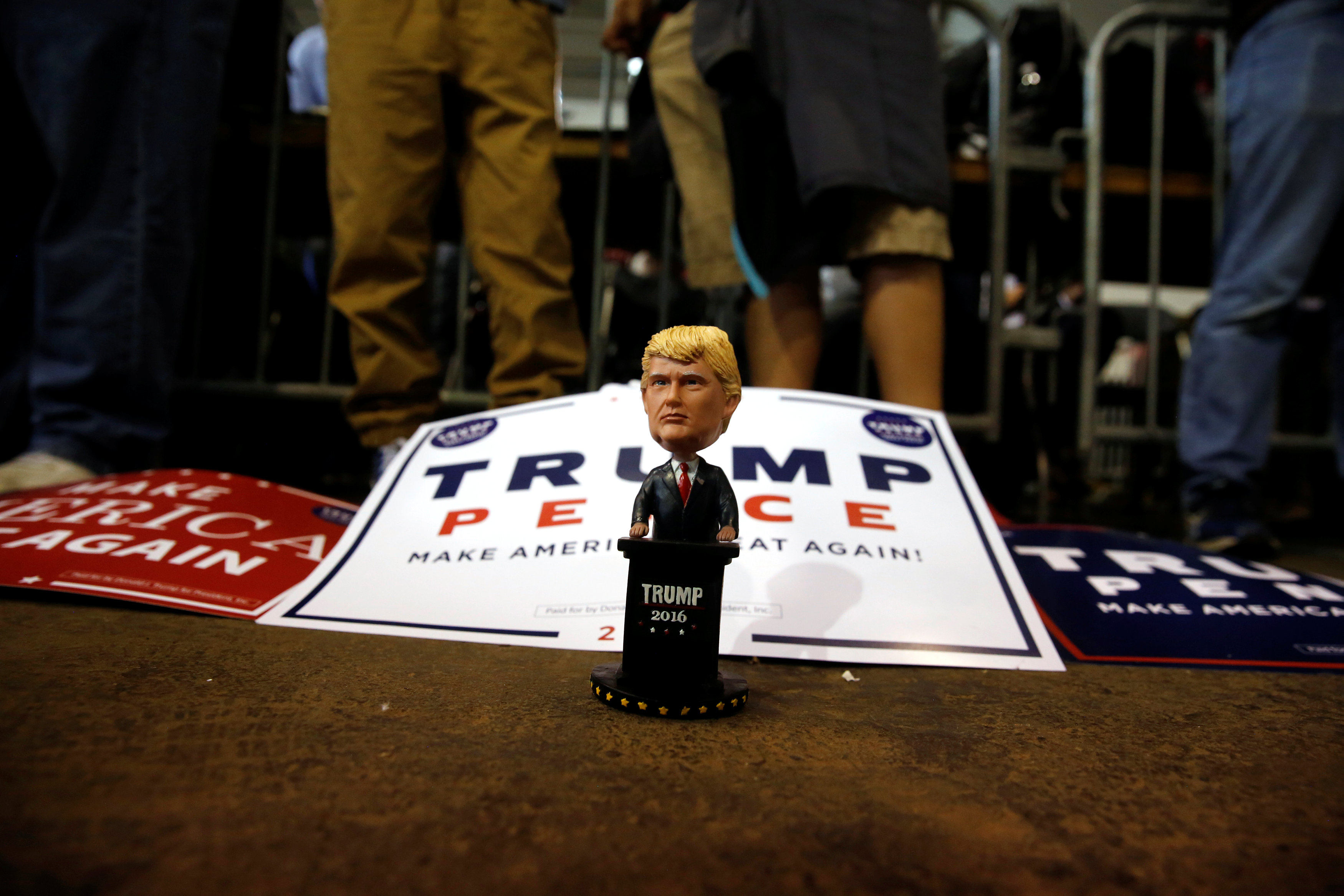 Θραύση κάνουν οι μπαμπούσκες Τραμπ στη Ρωσία – Χίλαρι δεν έχει…