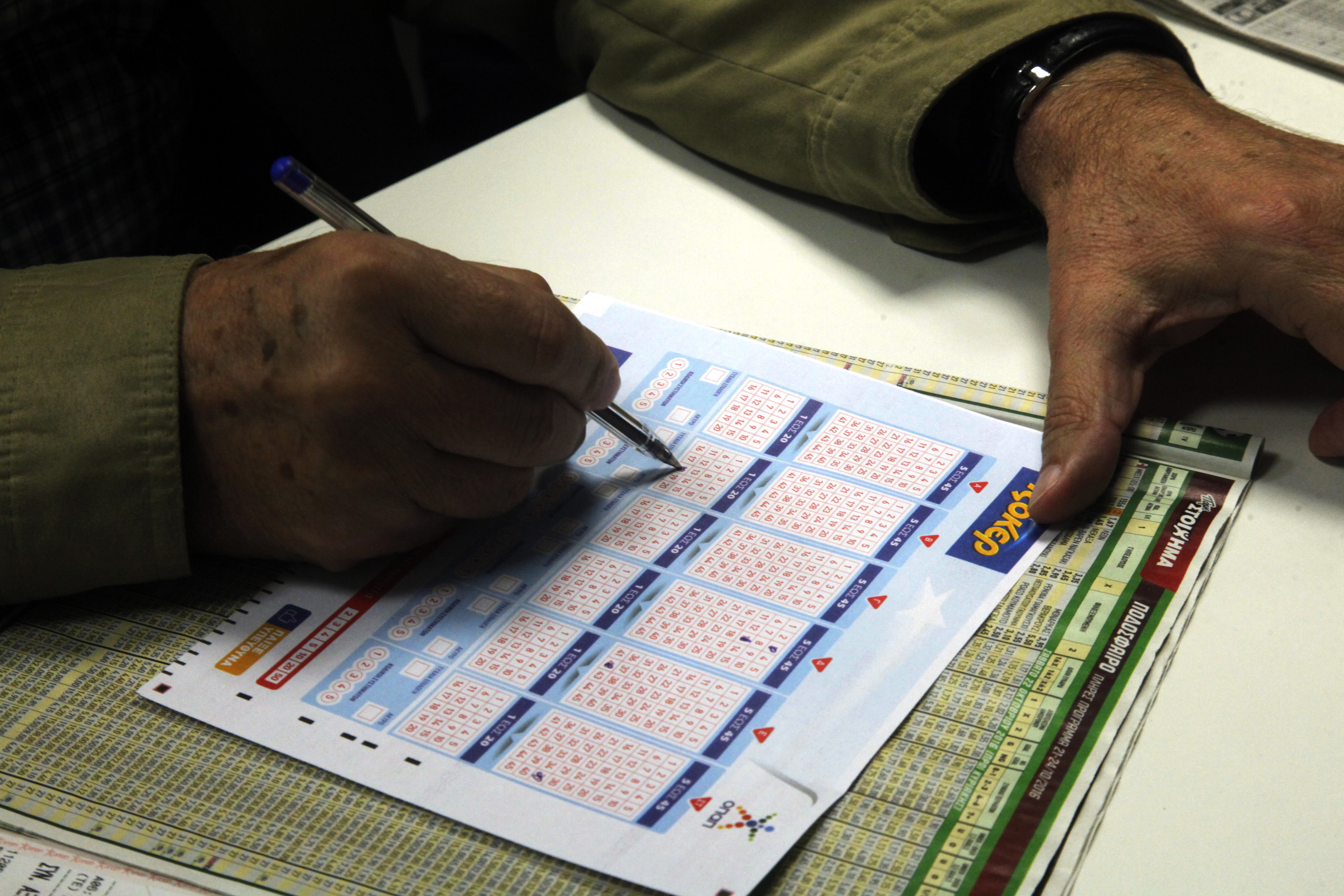 Πάνω από 9,3 εκατ. ευρώ κληρώνει απόψε το Τζόκερ