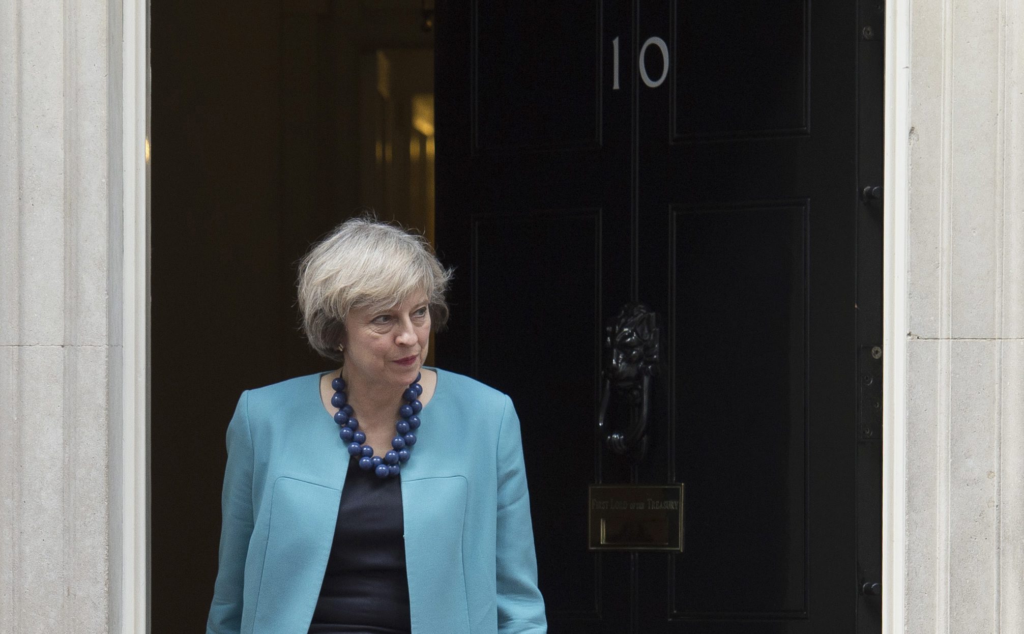 Αναταράξεις προκαλεί η απόφαση για το Brexit, η Μέι δεν βλέπει πρόωρες κάλπες