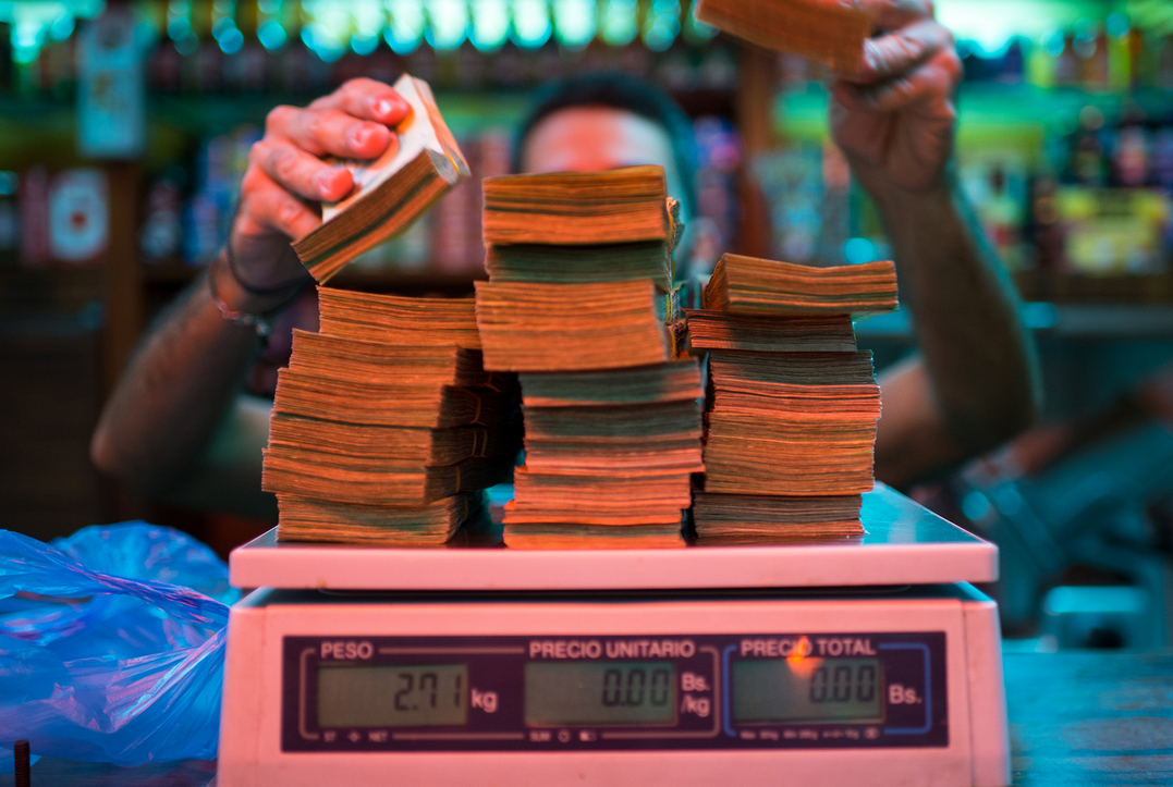 Στη Βενεζουέλα βάζουν πλέον στη ζυγαριά τα χαρτονομίσματα
