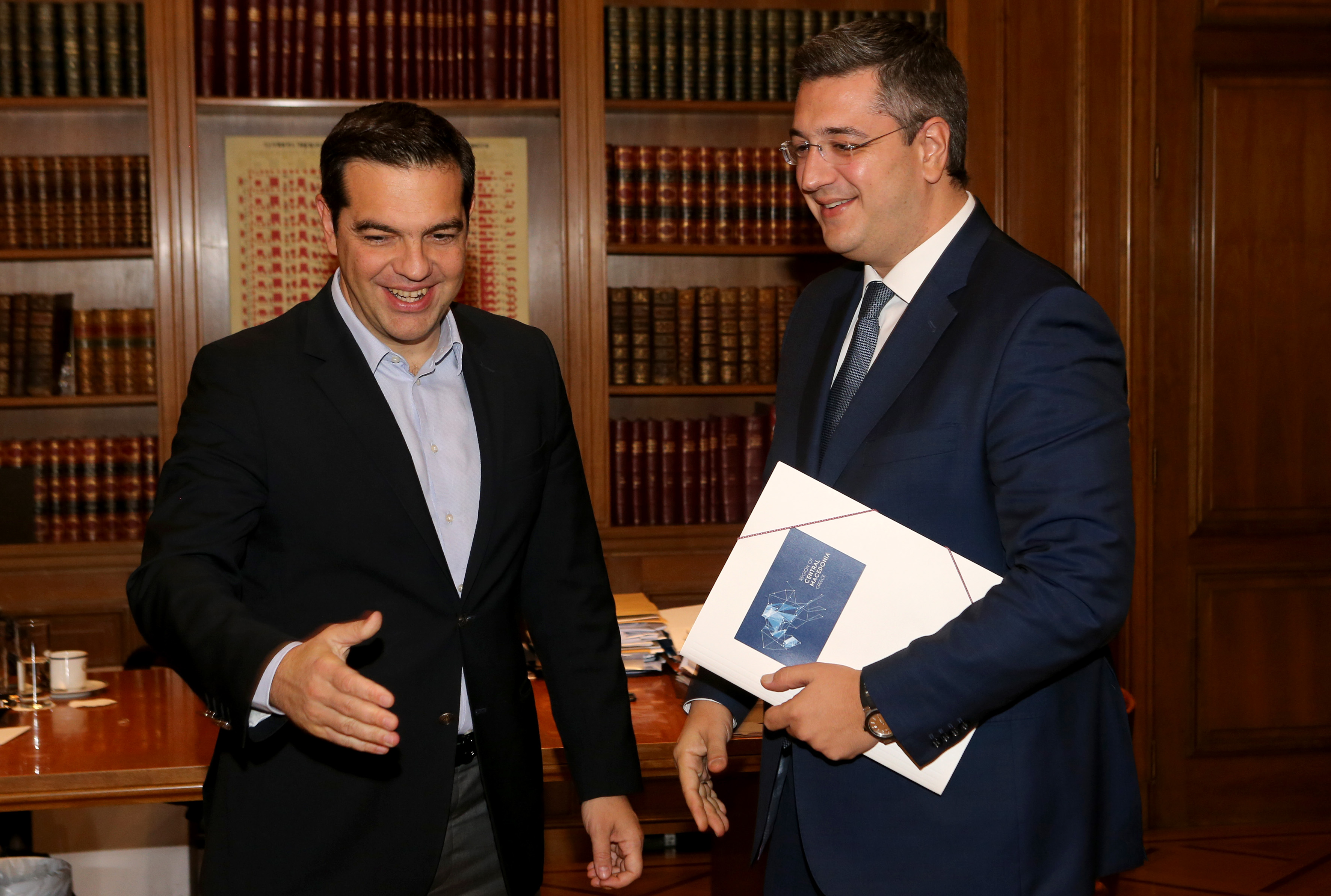 Τσίπρας προς Τζιτζικώστα: Να συνεργαζόμαστε για να λύνουμε προβλήματα