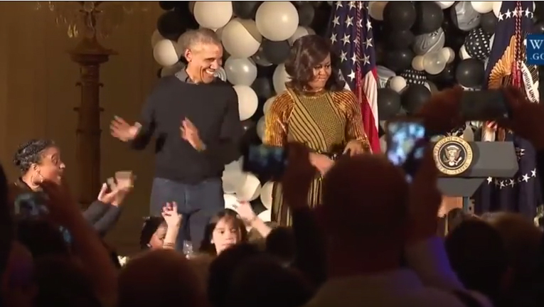 Halloween πάρτι με Μπαράκ και Μισέλ Ομπάμα να χορεύουν το «Thriller»