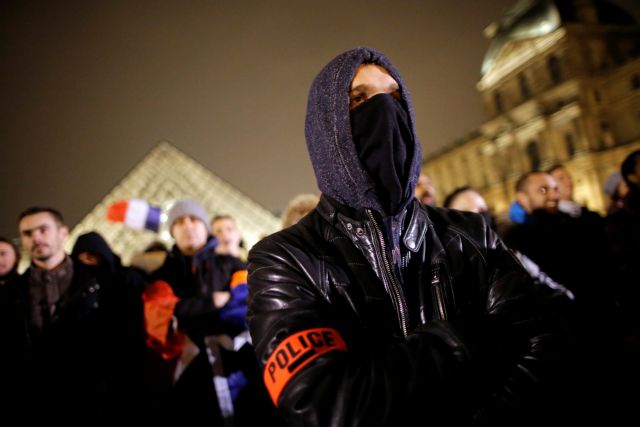 Στην πυραμίδα του Λούβρου για μία ακόμη νύχτα οι γάλλοι αστυνομικοί