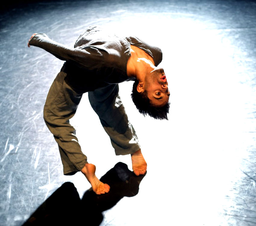 Ο πολυβραβευμένος Βρετανός χορευτής Αακάς Οντέντρα στο Παλλάς