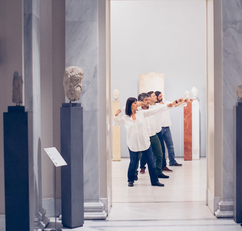 Ηθοποιοί του Εθνικού «ζωντανεύουν» αντικείμενα του Μουσείου Μπενάκη