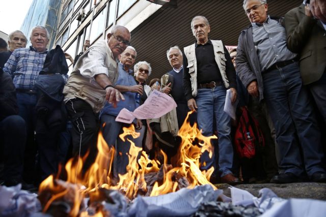 Συνταξιούχοι έκαψαν τις επιστολές Κατρούγκαλου έξω από το υπουργείο