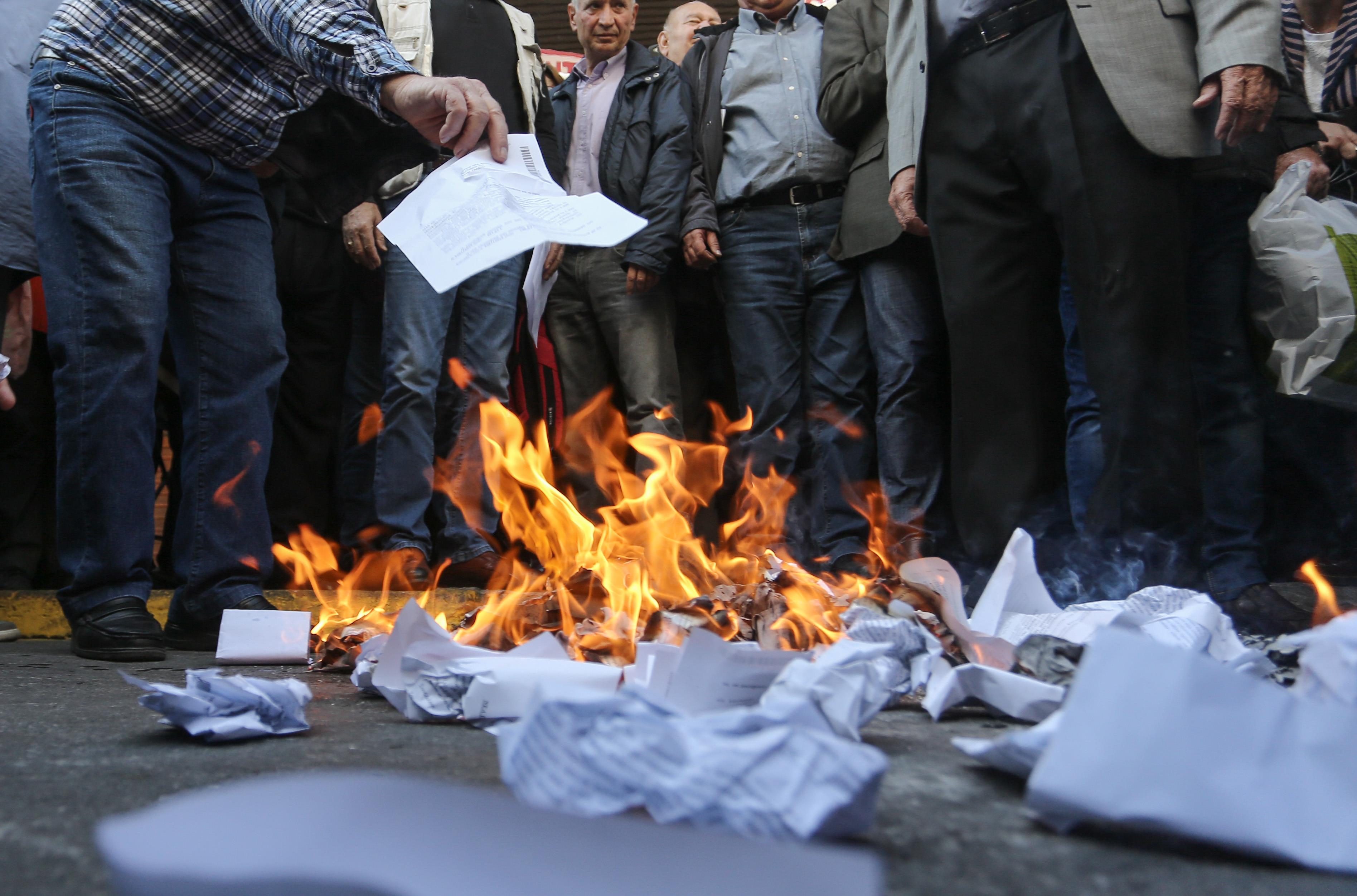 Τα Ταμεία «σπάνε» ομόλογα για να πληρώσουν συντάξεις