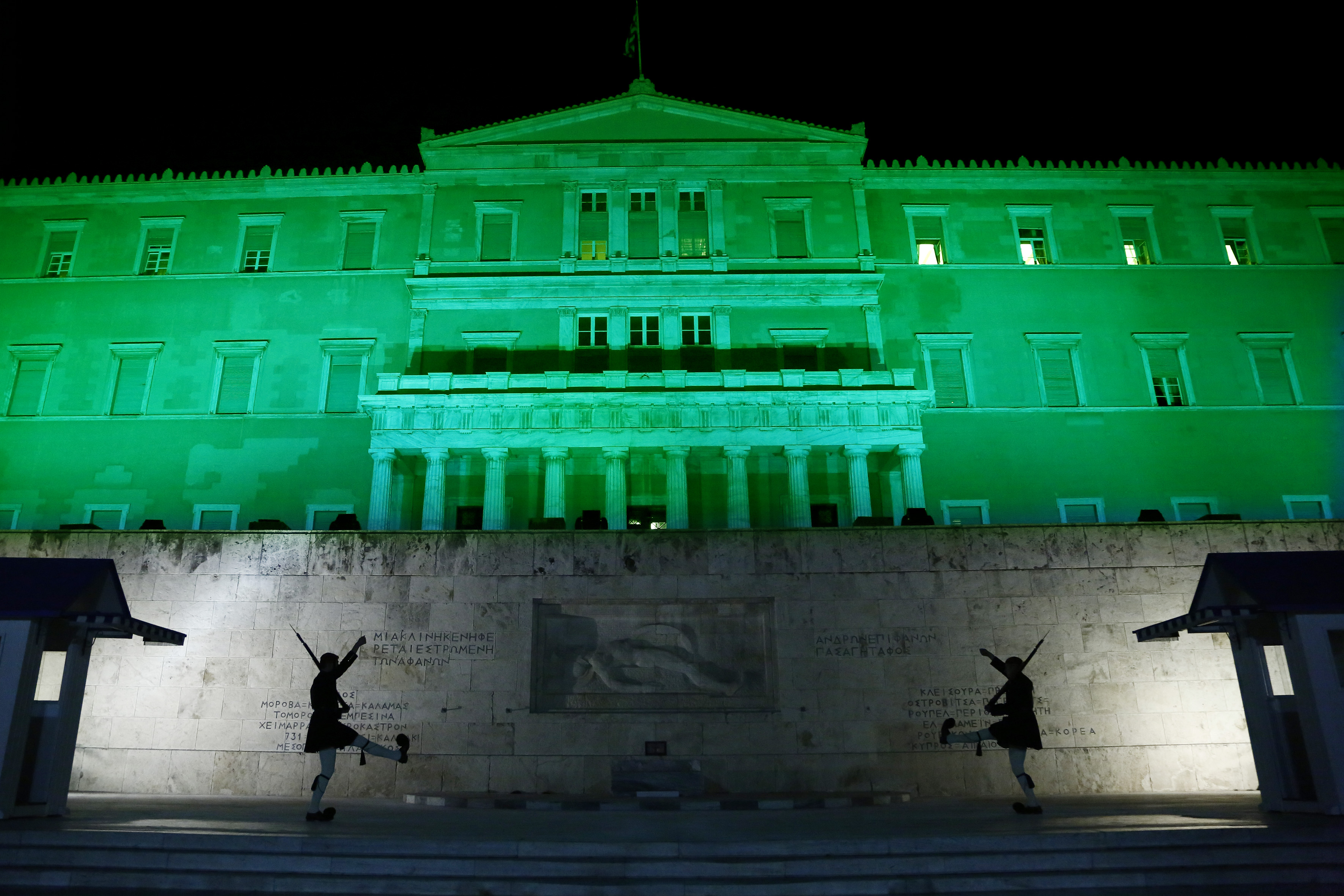 Η Βουλή φωτίζεται πράσινη χαιρετίζοντας τη συμφωνία για το Κλίμα