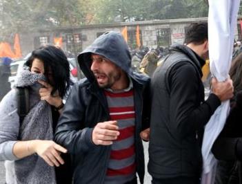 Δακρυγόνα κατά διαδηλωτών σε συγκέντρωση για την Cumhuriyet