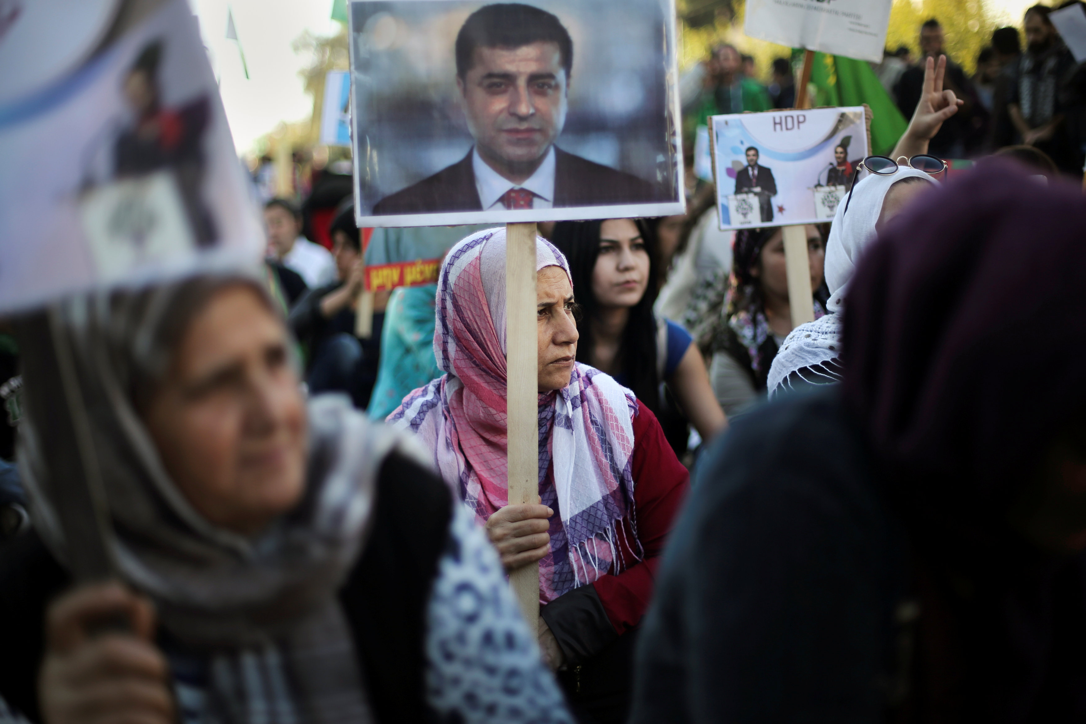 Γερμανία: Χιλιάδες Κούρδοι και Αλεβίτες διαδήλωσαν κατά του Ερντογάν