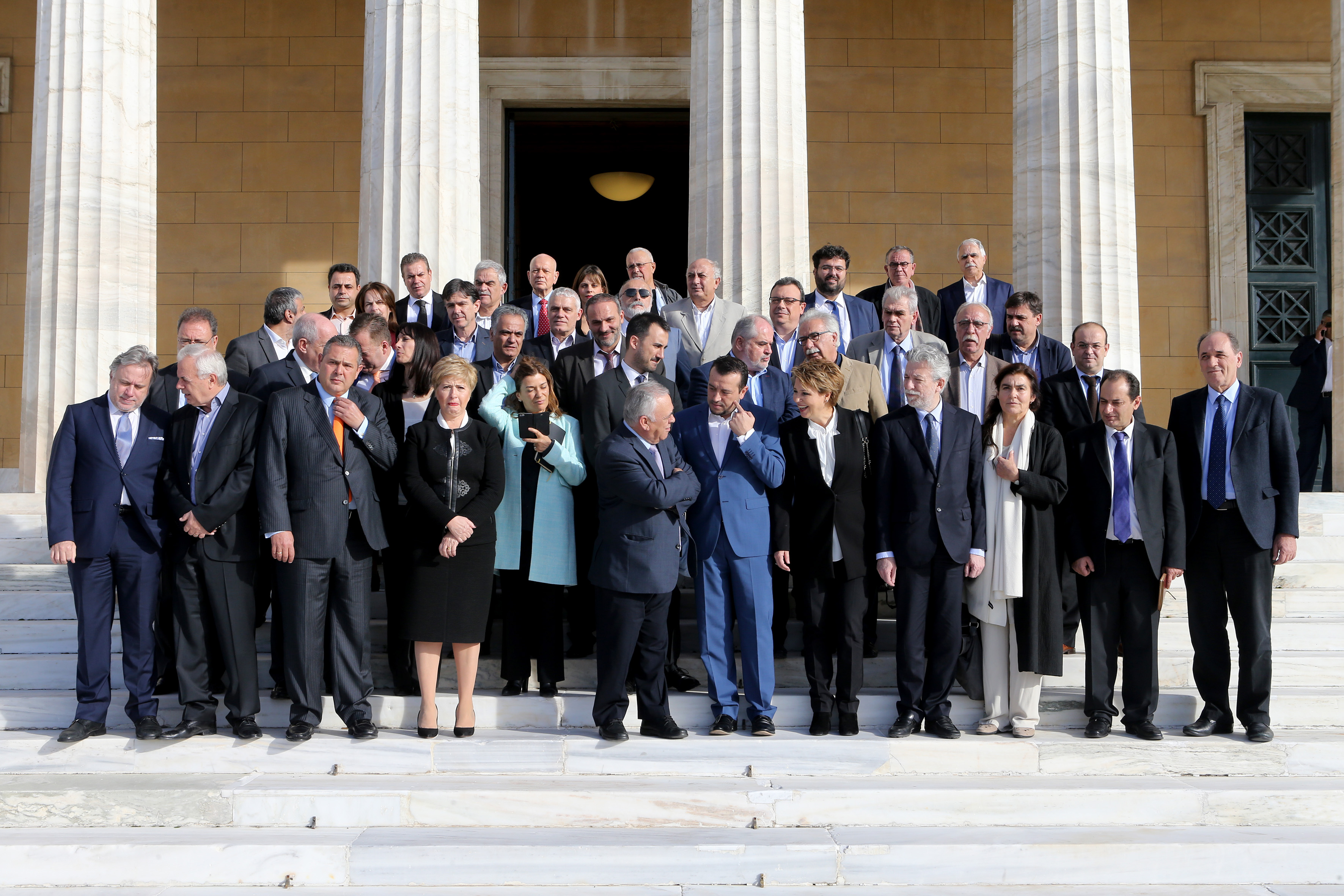 Τελετές παράδοσης – παραλαβής, με τα βλέμματα στον Φίλη